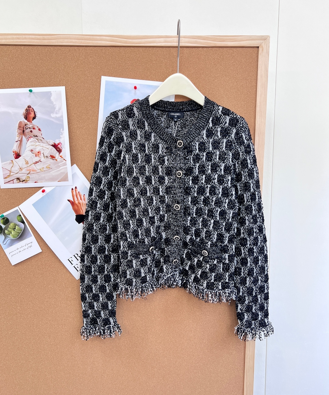 NO:757130,Chanel2026 new tassel knitted cardigan, made of custom YB cotton yarn, with fine texture, comfortable and easy to wear, round neck knitted cardigan cut, cuffs and hem embellished with knitted tassels, adding a sense of lightness and sophistication. The two-color yarns are interwoven on the body, and the double C round buttons on the front echo the same color, showing the temperament and fashionable outfit, breaking the dull atmosphere, high-end foreign style. Equipped with exquisite dust bag, customized surface accessories, three standards are complete, three colors are outstanding. Size sml  Editor,,chanel,19860909Chanel2026新款流苏针织开衫,定制YB棉毛纱线织造,质感细腻,舒适好穿,圆领针织开衫剪裁,袖口和衣摆以织线流苏点缀,增添轻盈精致感,大身两色纱线交织,前襟双C圆扣同色系呼应,尽显气质时尚穿搭,打破沉闷氛围,高级洋气.配有精致防尘袋 定制面辅料 ,三标齐全,三色出 尺码sml 编,,chanel,,Women's clothing