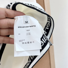 🆕Alexander Wang 经典撞色针织背心。- 设计亮点:经典黑白撞色包边,简约U领剪裁,胸前立体 🆕Alexander Wang 经典撞色针织背心。- 设计亮点:经典黑白撞色包边,简约U领剪裁,胸前立体
