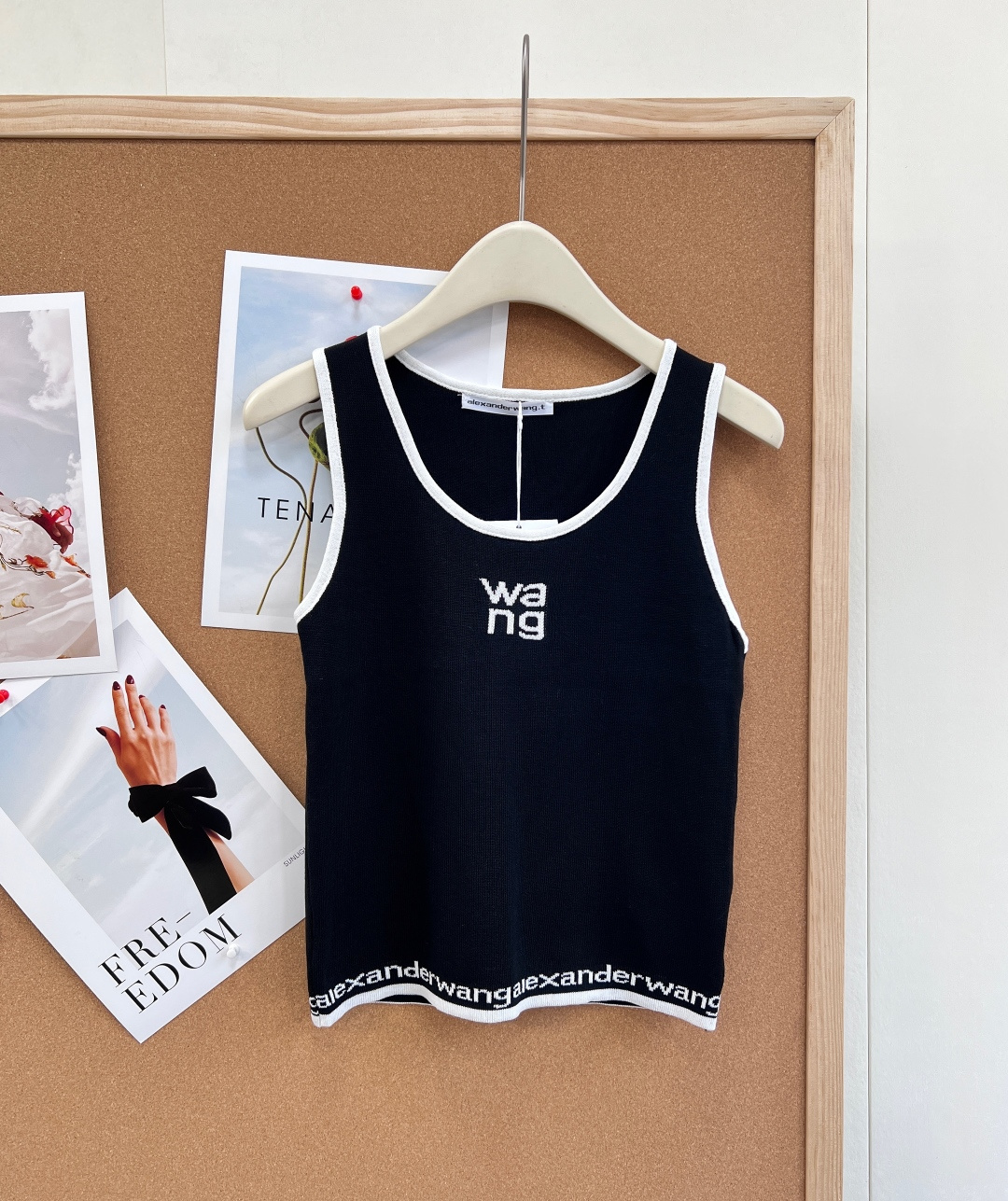 NO:757145,Alexander Wang classic contrasting color knitted vest. - Design highlights: classic black and white contrasting edges, simple U-neck tailoring, three-dimensional embroidered logo on the chest, full-print letter webbing on the hem, full of recognition - Material technology: high-elastic wool blended knitted fabric, soft and skin-friendly, slimming and not tight, can be worn in all seasons - The style is suitable for American street style, can be worn alone or layered, easily create a high-end simple outfit!  Complete with three standards and two colors!  Size sml code,,19860909Alexander Wang 经典撞色针织背心. - 设计亮点经典黑白撞色包边,简约U领剪裁,胸前立体刺绣logo,下摆满印字母织带,辨识度拉满 - 材质工艺高弹羊毛混纺针织面料,软糯亲肤,修身显瘦不紧绷,四季可穿 - 风格适配美式街头风,单穿/内搭皆可,轻松打造高级简约穿搭！三标齐全两色出！ 尺码sml 编,,,Women's clothing