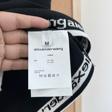 🆕Alexander Wang 经典撞色针织背心。- 设计亮点:经典黑白撞色包边,简约U领剪裁,胸前立体 🆕Alexander Wang 经典撞色针织背心。- 设计亮点:经典黑白撞色包边,简约U领剪裁,胸前立体