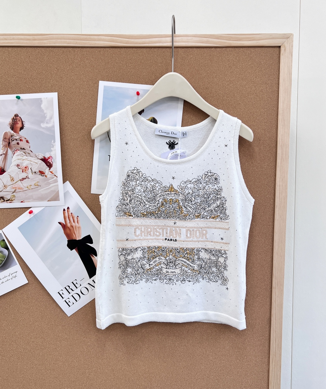 NO:758560,Dior's new constellation totem hot-drilled knitted vest, - classic off-white knitted base, embellished with baby's breath and hot-dried diamonds all over, comes with a soft light filter, low-key luxury - heavy-duty constellation totem printing on the chest, with Christian Dior Paris hot stamping letters, highly recognizable - precision rib knitting, slim fit, modified shoulder and neck lines, high-end when worn alone or layered. - Wear alone with skirt/jeans, create a French light luxury daily -  Wear a suit/jacket underneath to look noble for commuting or dating - a must-have in spring and summer, breathable and skin-friendly, versatile and easy to match. Size sml code D, dior, skirts, jeans, jackets & coats, business suit,19860909Dior新款星座图腾烫钻针织背心, - 经典米白针织基底,全身点缀满天星烫钻,自带柔光滤镜,低调奢华 - 胸前重工星座图腾印花,搭配Christian Dior Paris烫金字母,高辨识度 - 精密罗纹针织,修身版型,修饰肩颈线条,单穿叠穿皆高级. - 单穿配半裙/牛仔裤,打造法式轻奢日常 - 内搭西装/外套,通勤约会都显贵气 - 春夏刚需,透气亲肤,百搭不挑人 尺码sml 编码D,,dior,skirts,jeans,jackets & coats,business suit,,Women's clothing