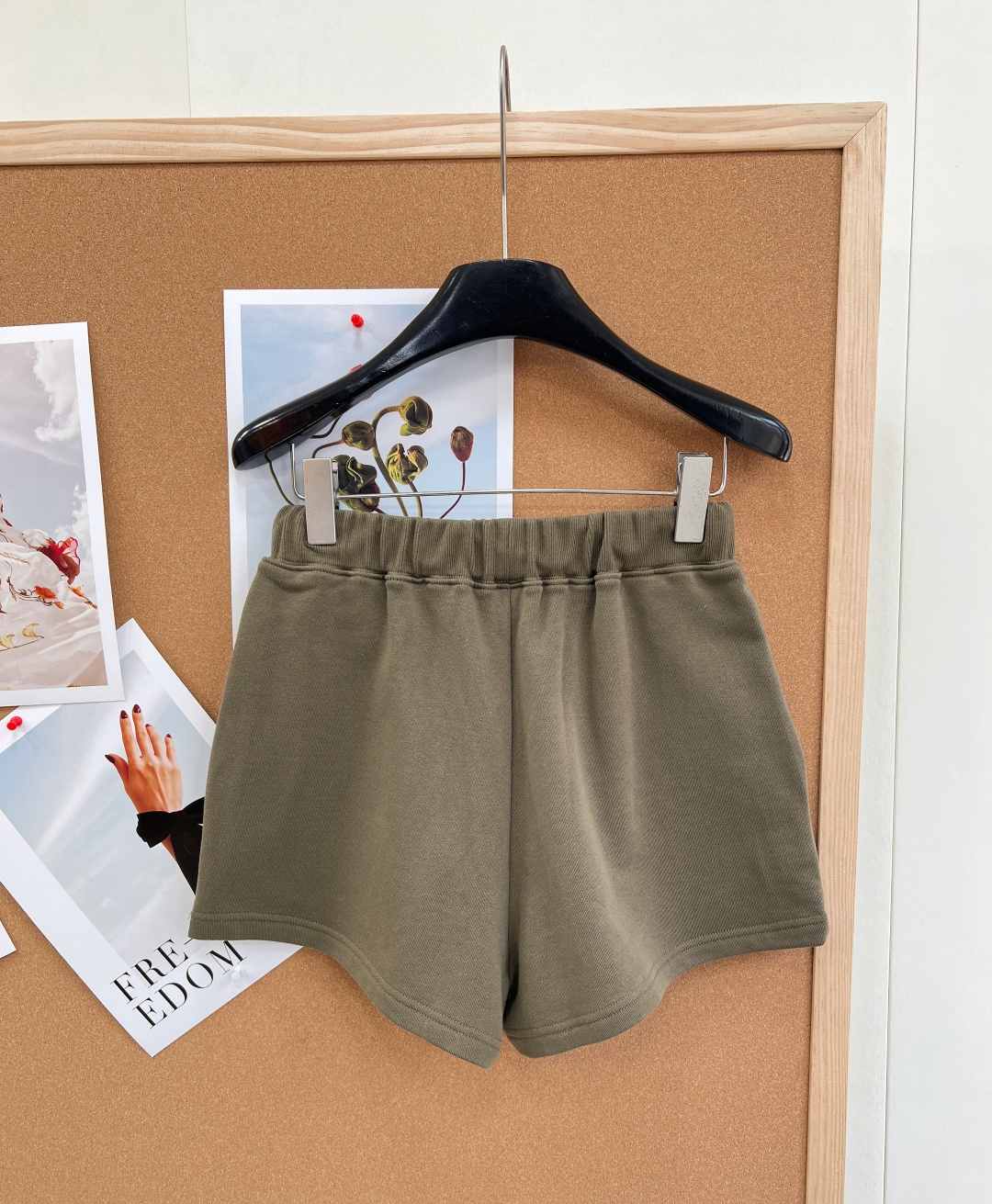 🆕 MIUMIU 军绿色字母抽绳休闲短裤春天带着温柔与活力走来啦，是时候换上新装备去拥抱自然~宽松休闲版