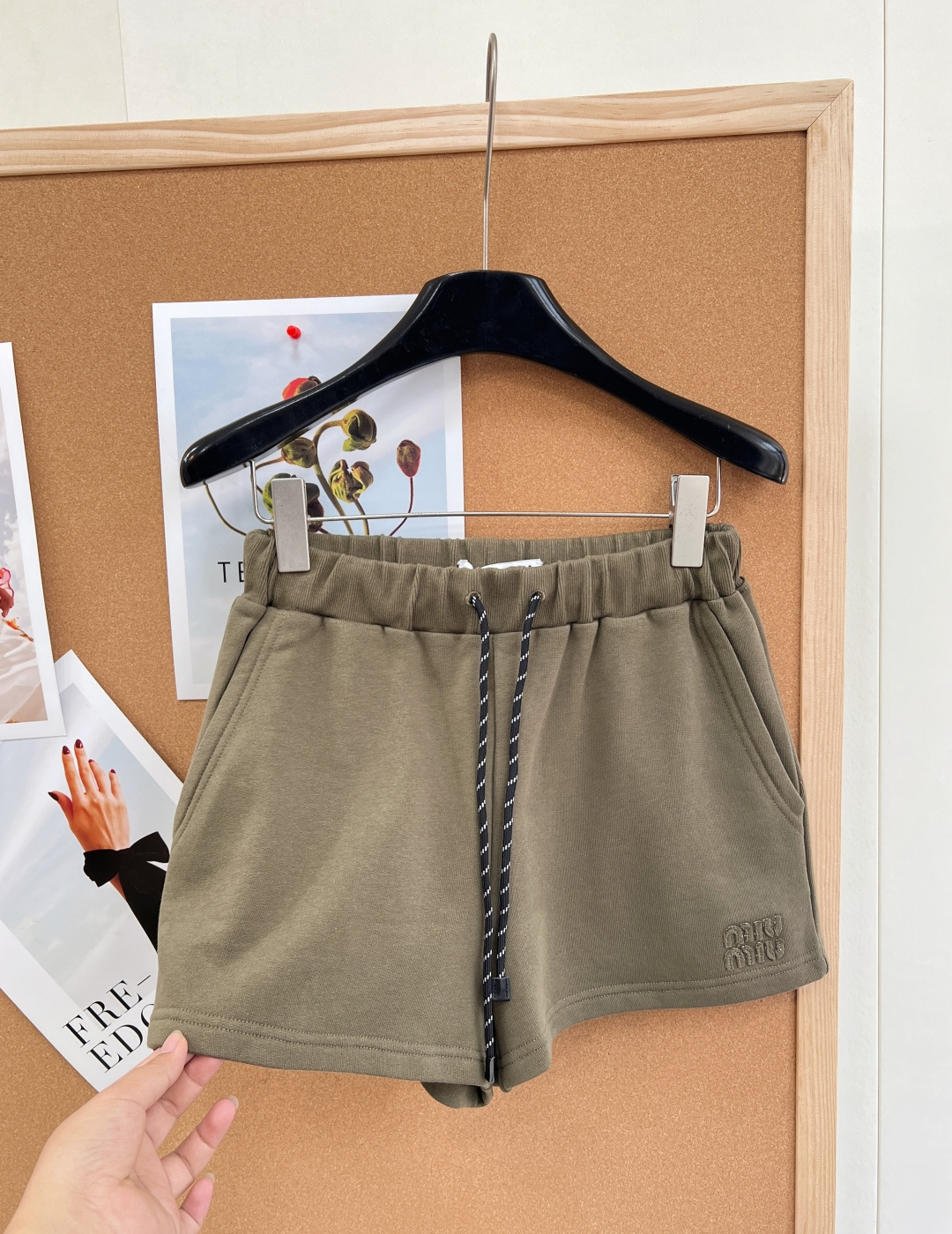 🆕 MIUMIU 军绿色字母抽绳休闲短裤春天带着温柔与活力走来啦，是时候换上新装备去拥抱自然~宽松休闲版