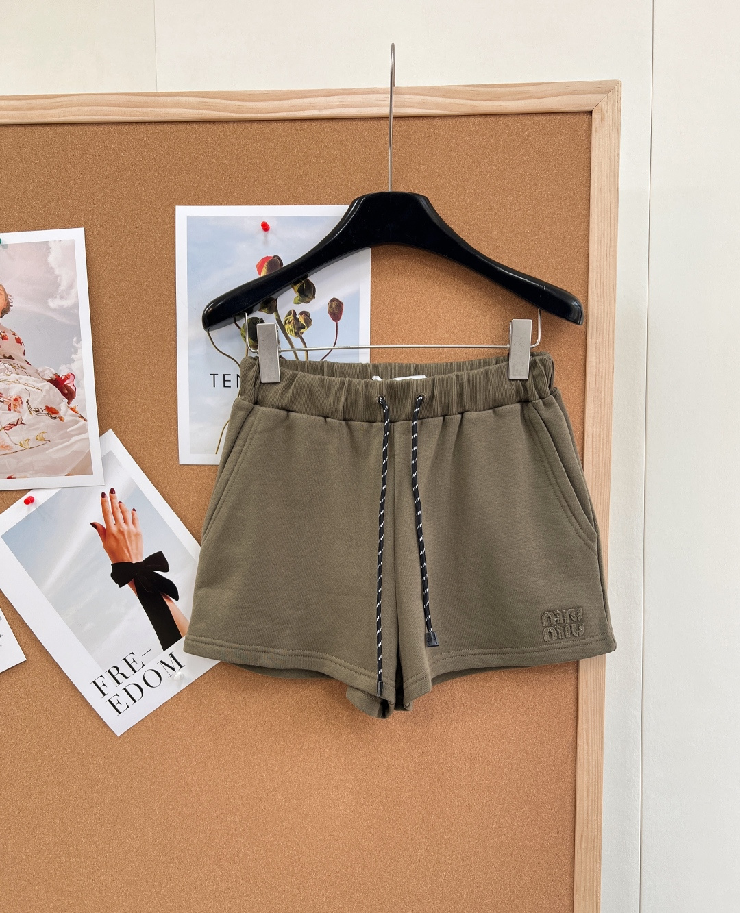 NO:758545,MIUMIU military green letter drawstring casual shorts. Spring is coming with gentleness and vitality. It’s time to put on new equipment to embrace nature~ Loose and casual fit, visually slimming and casual. Small A mini-fit shorts, elongating the leg lines. High-quality intellectual fashion style. Retro-style sweet girl outfit!  The patch embroidered letter logo is low-key and luxurious!  The black and white patterned drawstring is super eye-catching, like the jumping colors in spring. Paired with the drawstring shorts of the same series, whether it is outdoor sports or relaxing at home, you can easily achieve a lazy and refined feeling, and easily go out without stress~ The military green is retro and modern, and the loose version gives people a lazy and casual feeling. The three standards are complete, and the goods are great!  Size sml code,,miumiu,shorts,19860909MIUMIU 军绿色字母抽绳休闲短裤 春天带着温柔与活力走来啦,是时候换上新装备去拥抱自然~ 宽松休闲版型 视觉显瘦,随性自如 小A迷你版型短裤,拉长腿部线条 高品质知识分子时髦风 复古风甜妹穿搭！贴布刺绣字母logo低调奢华！ 黑白间纹抽绳超吸睛,像是春日里跳跃的色彩. 搭配同系列抽绳短裤,无论是户外运动,还是宅家放松,都能轻松拿捏慵懒精致感,轻松出街无压力~ 军绿色复古又摩登 宽松版型给人一种慵懒随意的感觉,三标齐全,大货出！ 尺码sml 编码,,miumiu,shorts,,Women's clothing