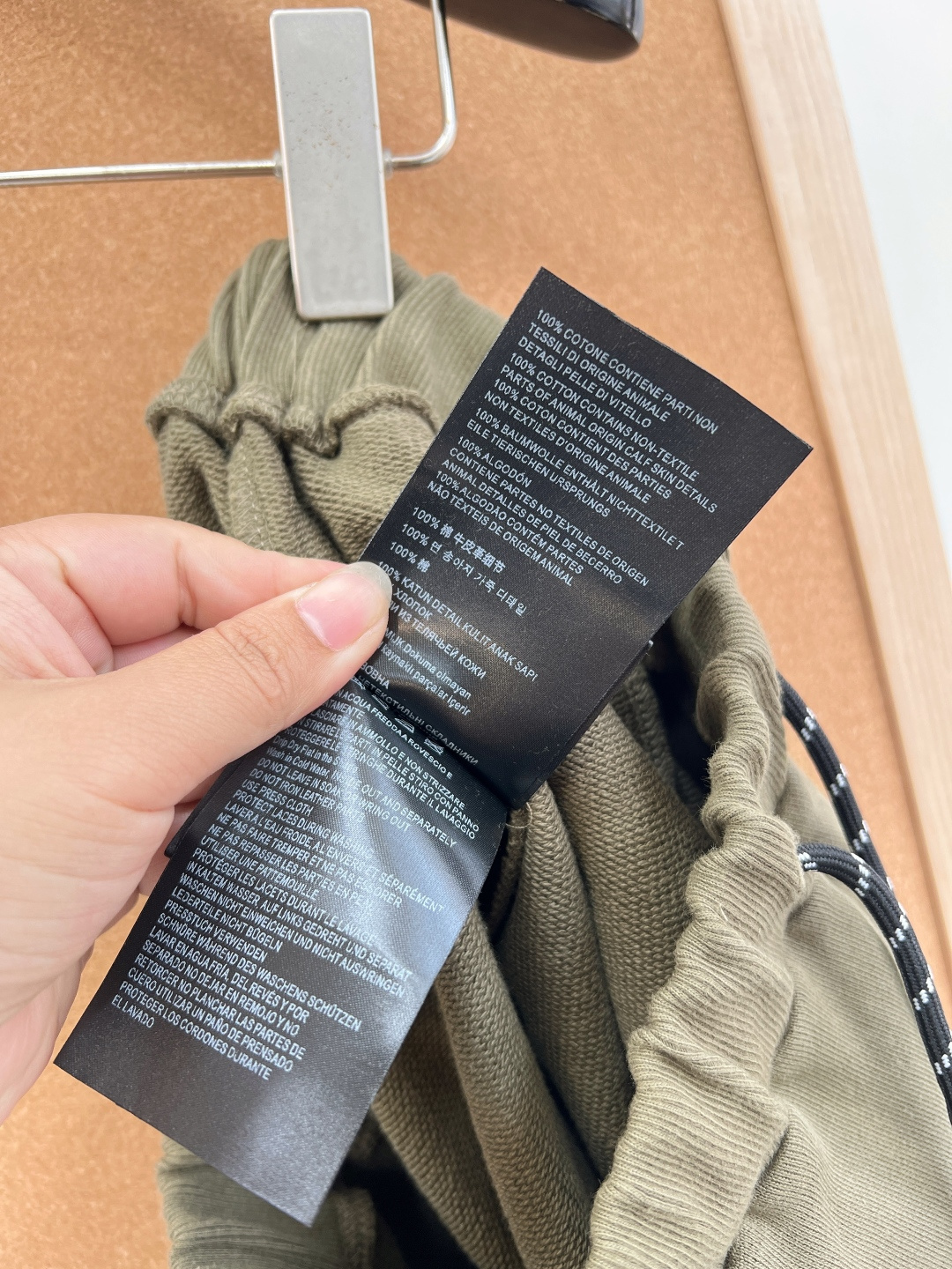 🆕 MIUMIU 军绿色字母抽绳休闲短裤春天带着温柔与活力走来啦，是时候换上新装备去拥抱自然~宽松休闲版