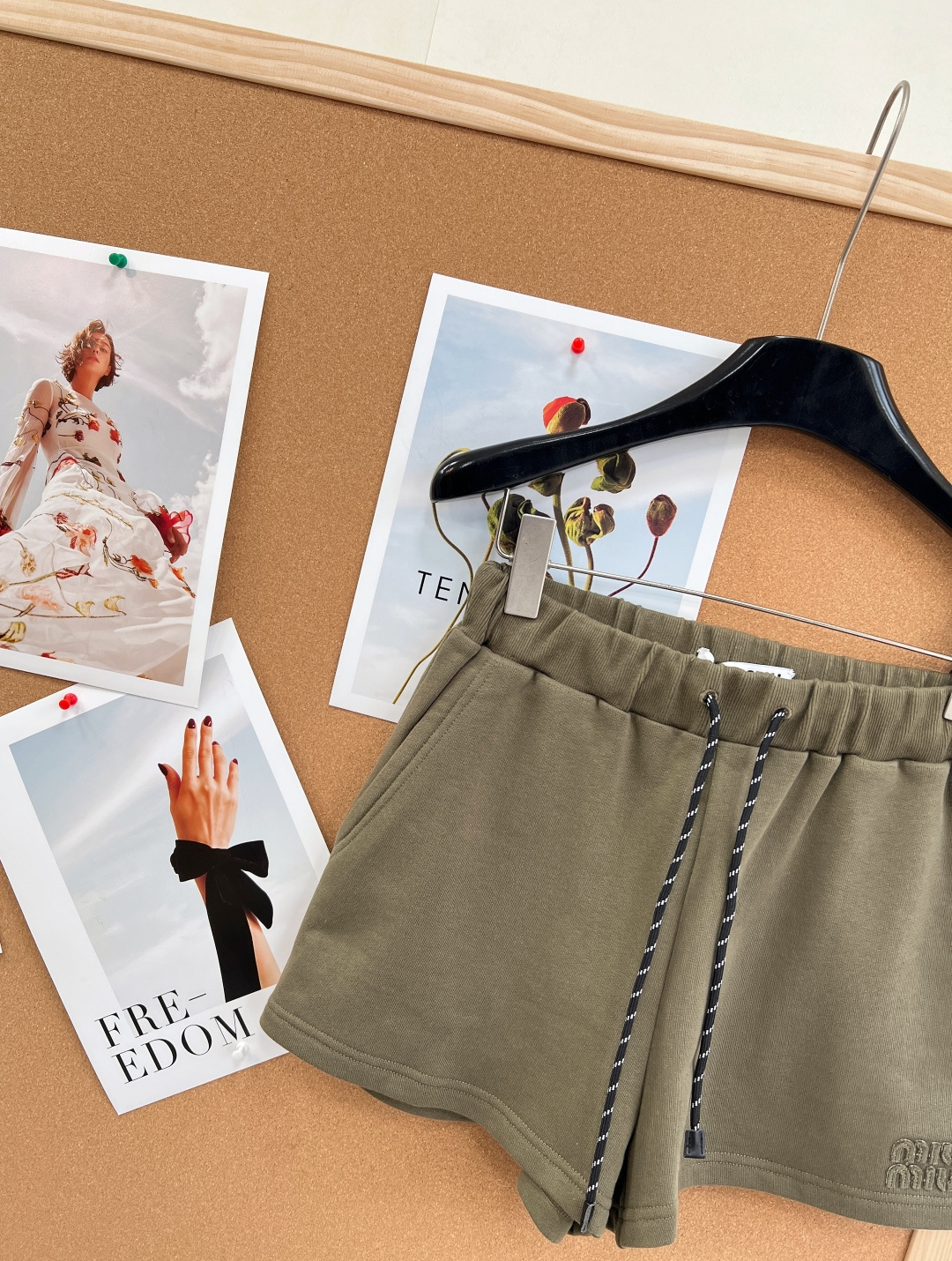 🆕 MIUMIU 军绿色字母抽绳休闲短裤春天带着温柔与活力走来啦，是时候换上新装备去拥抱自然~宽松休闲版