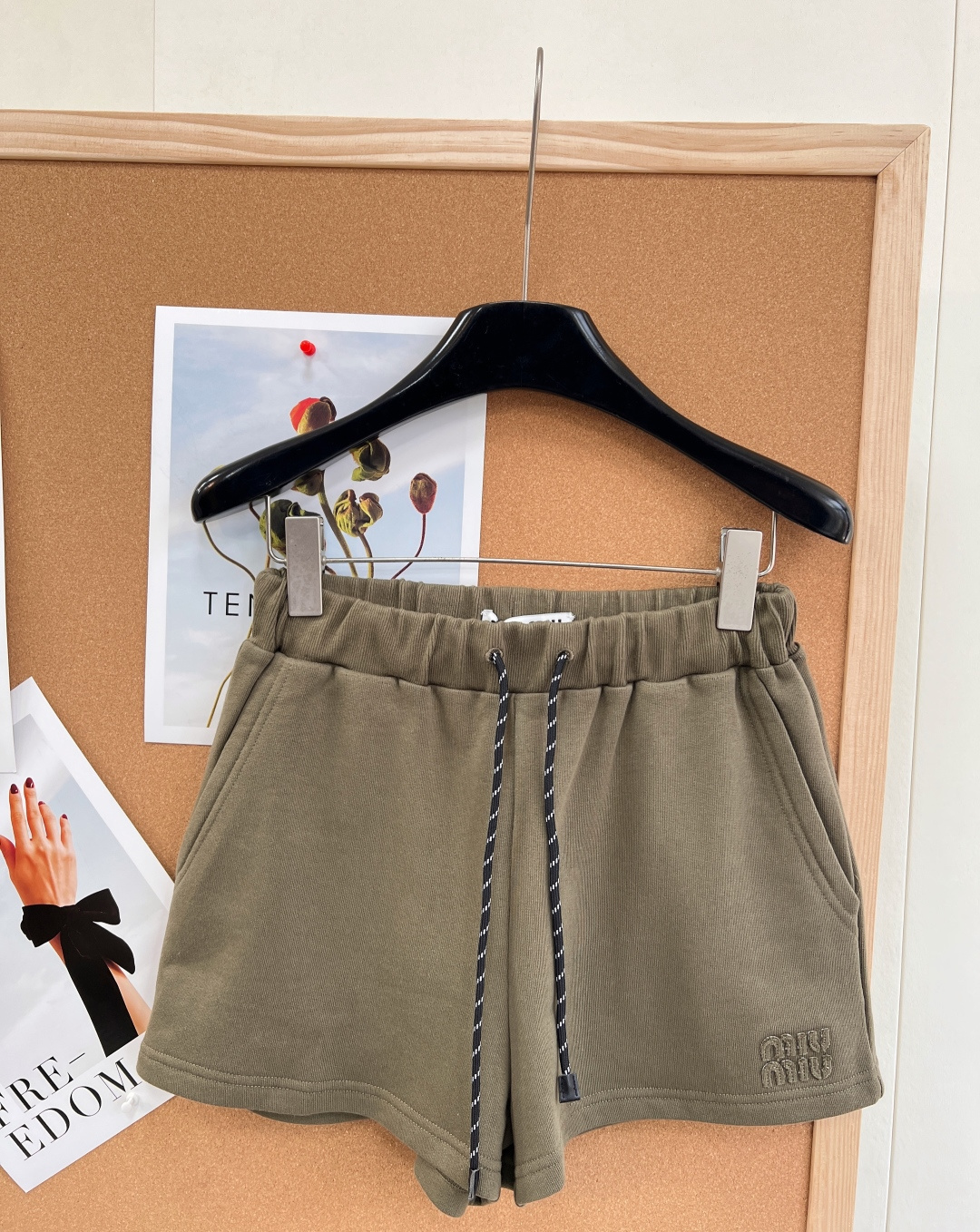 🆕 MIUMIU 军绿色字母抽绳休闲短裤春天带着温柔与活力走来啦，是时候换上新装备去拥抱自然~宽松休闲版
