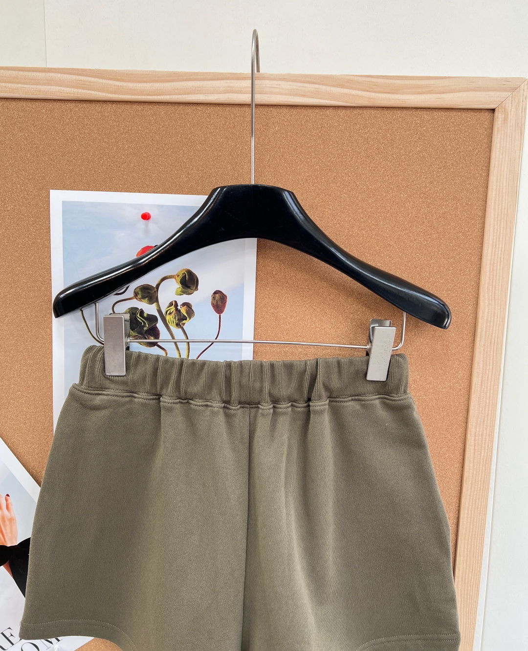 🆕 MIUMIU 军绿色字母抽绳休闲短裤春天带着温柔与活力走来啦，是时候换上新装备去拥抱自然~宽松休闲版