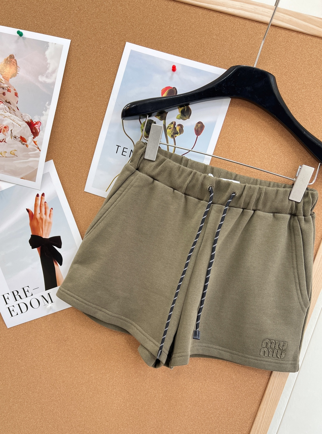 🆕 MIUMIU 军绿色字母抽绳休闲短裤春天带着温柔与活力走来啦，是时候换上新装备去拥抱自然~宽松休闲版