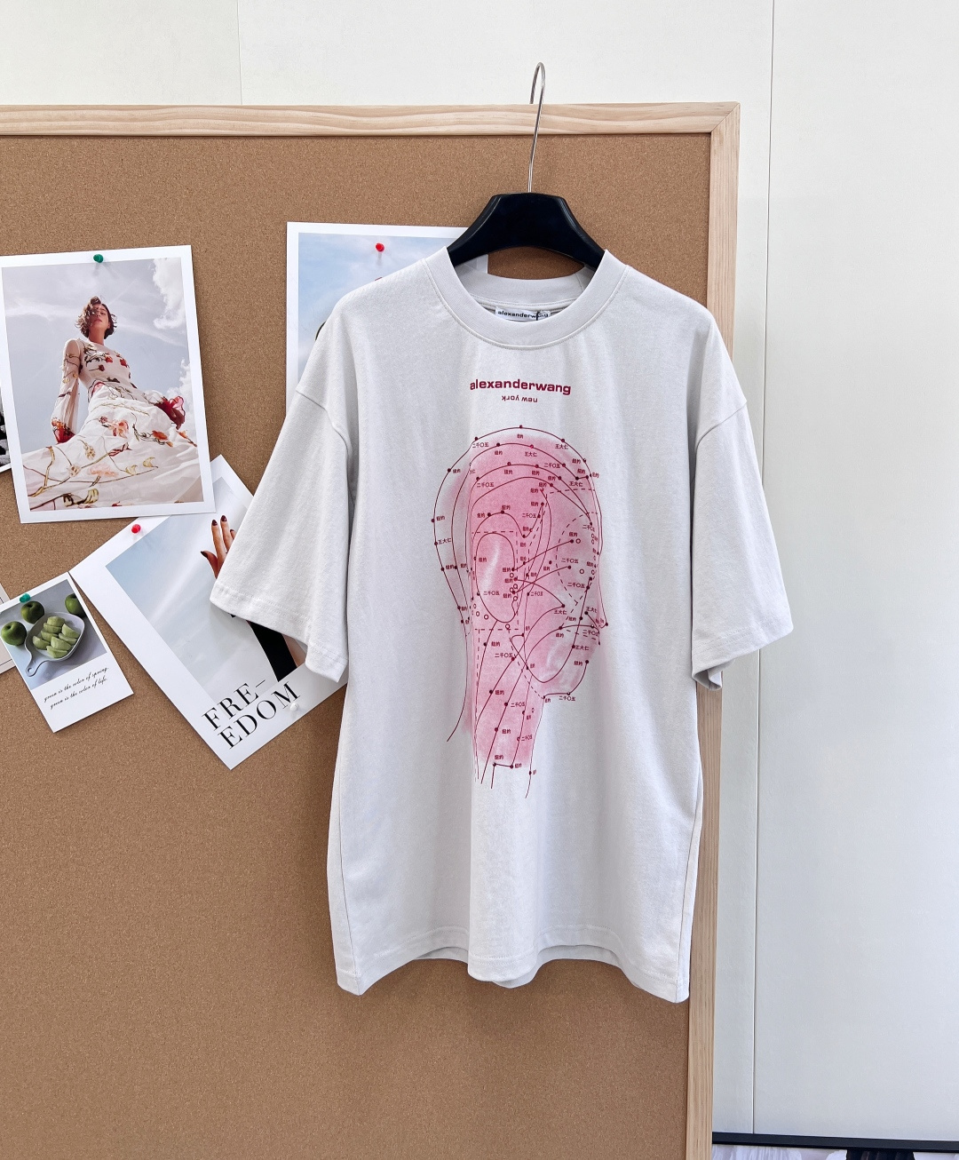 NO:758532,Alexander Wang 26SS human brain printed rhinestone short-sleeved T-shirt. - Avant-garde art print with an abstract human brain meridian pattern on the front, old smudged + precise lines, full of dark pioneer aesthetics - Haute couture rhinestone embellishment print partially inlaid with sparkling diamonds, low-key eye-catching, breaking the boring basic style - Minimalist brand logo small letter logo on the collar, low-key high-end sense - Loose oversize tailoring, not flattering, lazy and casual -  High-count combed cotton, soft and skin-friendly, breathable and comfortable, and will not deform after long-term wear. Available in two colors - Off-white is gentle and high-end, versatile for daily use - Black is cool and dark, with a full street feel - Wear alone with shorts/jeans to create a casual street style - Layered inside to add layering, can be worn in all seasons - Niche design does not conflict with each other, and has both personality and practicality!  Size sml code,,versace,shorts,jeans,T-shirt,tees,t-shirt,19860909Alexander Wang 26SS 人脑印花水钻短袖T恤. - 前卫艺术印花正面抽象人脑经络图案,做旧晕染+精密线条,暗黑先锋美学拉满 - 高定水钻点缀印花局部镶嵌闪钻,低调吸睛,打破基础款沉闷 - 极简品牌标识领口小字母logo,低调彰显高级感 - 宽松Oversize剪裁,不挑身材,慵懒随性 - 高支精梳棉,软糯亲肤,透气舒适,久穿不变形 双色可选 - 米白温柔高级,日常百搭 - 黑色酷飒暗黑,街头感十足 - 单穿配短裤/牛仔裤,打造随性街头风 - 内搭叠穿,增加层次感,四季可穿 - 小众设计不撞款,兼具个性与实穿性！ 尺码sml 编码,,versace,shorts,jeans,T-shirt,tees，t-shirt,,Women's clothing