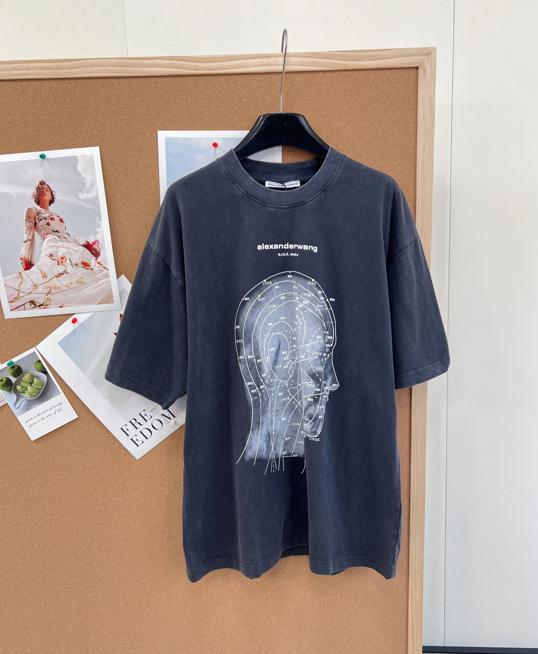 NO:758515,Alexander Wang 26SS human brain printed rhinestone short-sleeved T-shirt. - Avant-garde art print with an abstract human brain meridian pattern on the front, old smudged + precise lines, full of dark pioneer aesthetics - Haute couture rhinestone embellishment print partially inlaid with sparkling diamonds, low-key eye-catching, breaking the boring basic style - Minimalist brand logo small letter logo on the collar, low-key high-end sense - Loose oversize tailoring, not flattering, lazy and casual -  High-count combed cotton, soft and skin-friendly, breathable and comfortable, and will not deform after long-term wear. Available in two colors - Off-white is gentle and high-end, versatile for daily use - Black is cool and dark, with a full street feel - Wear alone with shorts/jeans to create a casual street style - Layered inside to add layering, can be worn in all seasons - Niche design does not conflict with each other, and has both personality and practicality!  Size sml code A,,versace,shorts,jeans,T-shirt,tees,t-shirt,19860909Alexander Wang 26SS 人脑印花水钻短袖T恤. - 前卫艺术印花正面抽象人脑经络图案,做旧晕染+精密线条,暗黑先锋美学拉满 - 高定水钻点缀印花局部镶嵌闪钻,低调吸睛,打破基础款沉闷 - 极简品牌标识领口小字母logo,低调彰显高级感 - 宽松Oversize剪裁,不挑身材,慵懒随性 - 高支精梳棉,软糯亲肤,透气舒适,久穿不变形 双色可选 - 米白温柔高级,日常百搭 - 黑色酷飒暗黑,街头感十足 - 单穿配短裤/牛仔裤,打造随性街头风 - 内搭叠穿,增加层次感,四季可穿 - 小众设计不撞款,兼具个性与实穿性！ 尺码sml 编码A,,versace,shorts,jeans,T-shirt,tees，t-shirt,,Women's clothing