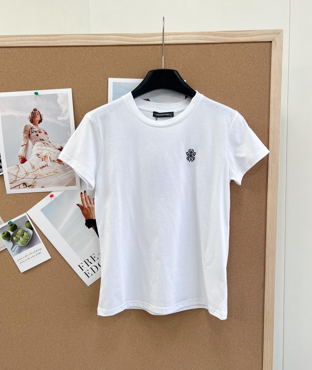 NO:758516,Chrome hearts Sanskrit embroidered short-sleeved T-shirt, classic three colors - pure white, high-end black, lucky red, three colors together, meeting all daily wear needs. - High-count combed cotton, soft and skin-friendly, breathable and not sweaty - Slim-fit tailoring on the shoulders, neat and slim, not picky about the figure - Exquisite Sanskrit totem embroidery on the chest, fine stitching, low-key luxury - Minimalist round neck design, versatile and durable, suitable for high-end wear alone -  The white T-shirt is refreshing and clean, the black T-shirt is cool and versatile, and the red T-shirt is white and refreshing - it is suitable for matching with jeans, skirts and suits. It is a basic style for all seasons!  Three standards are complete, three colors are outstanding!  Size sml code,,chrome hearts,chrome hearts,skirts,jeans,T-shirt,tees,t-shirt,business suit,19860909Chrome hearts克罗心梵文刺绣短袖T恤, 经典三色 - 纯净白、高级黑、开运红,三色齐发,满足日常所有穿搭需求、 - 高支精梳棉,软糯亲肤,透气不闷汗 - 正肩微修身剪裁,利落显瘦,不挑身材 - 胸口精致梵文图腾刺绣,针脚细密,低调奢华 - 极简圆领设计,百搭耐看,单穿内搭皆高级 - 白T清爽干净,黑T酷飒百搭,红T显白提气 - 搭配牛仔裤、半裙、西装都适配,四季刚需基础款！三标齐全,三色出！ 尺码sml 编码,,chrome hearts,chrome hearts,skirts,jeans,T-shirt,tees，t-shirt,business suit,,Women's clothing