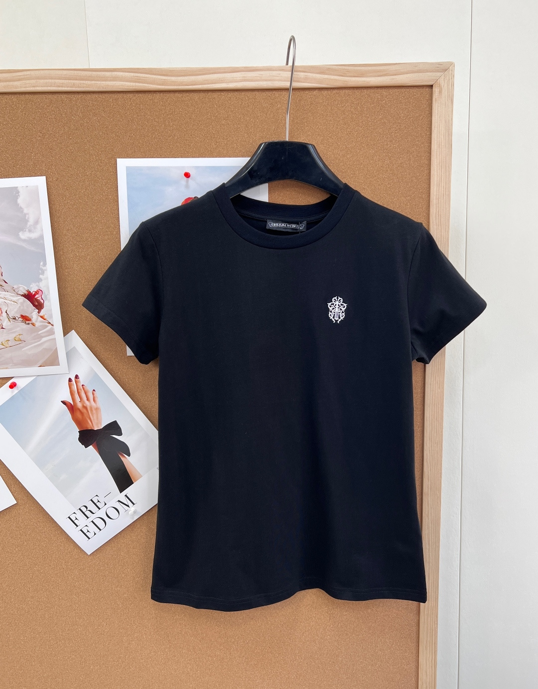 NO:758572,Chrome hearts Sanskrit embroidered short-sleeved T-shirt, classic three colors - pure white, high-end black, lucky red, three colors together, meeting all daily wear needs. - High-count combed cotton, soft and skin-friendly, breathable and not sweaty - Slim-fit tailoring on the shoulders, neat and slim, not picky about the figure - Exquisite Sanskrit totem embroidery on the chest, fine stitching, low-key luxury - Minimalist round neck design, versatile and durable, suitable for high-end wear alone -  The white T-shirt is refreshing and clean, the black T-shirt is cool and versatile, and the red T-shirt is white and refreshing - it is suitable for matching with jeans, skirts and suits. It is a basic style for all seasons!  Three standards are complete, three colors are outstanding!  Size sml code,,chrome hearts,chrome hearts,skirts,jeans,T-shirt,tees,t-shirt,business suit,19860909Chrome hearts克罗心梵文刺绣短袖T恤, 经典三色 - 纯净白、高级黑、开运红,三色齐发,满足日常所有穿搭需求、 - 高支精梳棉,软糯亲肤,透气不闷汗 - 正肩微修身剪裁,利落显瘦,不挑身材 - 胸口精致梵文图腾刺绣,针脚细密,低调奢华 - 极简圆领设计,百搭耐看,单穿内搭皆高级 - 白T清爽干净,黑T酷飒百搭,红T显白提气 - 搭配牛仔裤、半裙、西装都适配,四季刚需基础款！三标齐全,三色出！ 尺码sml 编码,,chrome hearts,chrome hearts,skirts,jeans,T-shirt,tees，t-shirt,business suit,,Women's clothing