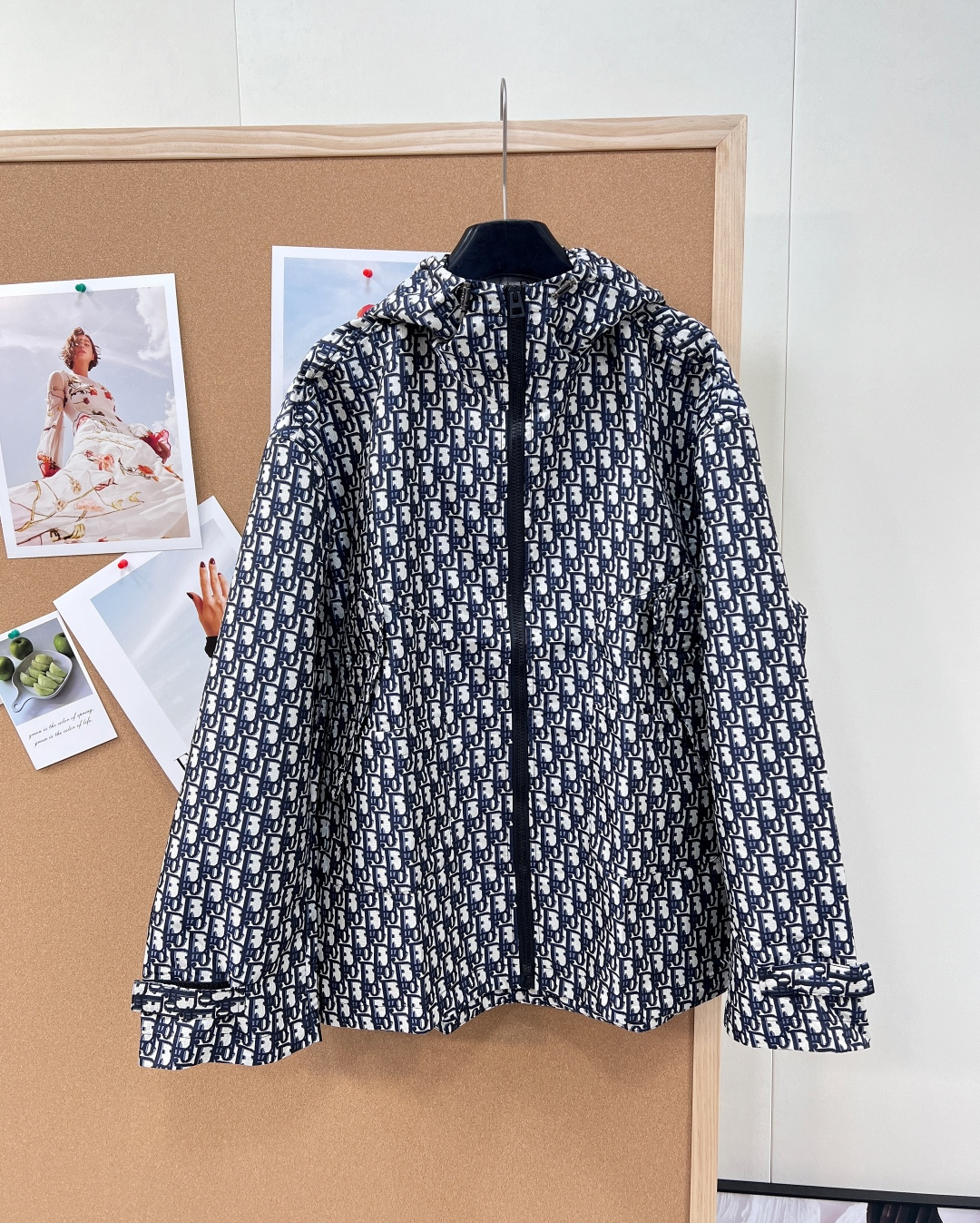 NO:760086,DIOR's classic presbyopic Oblique jacquard fabric hooded jacket is definitely one of the most popular models in this series!  The classic presbyopic style loose jacket is handsome and stylish!  The adjustable drawstring design at the hem is advanced and fashionable!  The D-shaped double pocket three-dimensional cut is very wide and the upper body is very slim. The os loose version is super cool for both girls and boys. It uses classic jacquard weaving technology. The whole piece is made of sufficient materials. Jujuju Heavy Industry is very recognizable!  The presbyopic elements are classic and attractive without losing the temperament. You will never tire of it. It is worth buying. It has three standards and is sold in large quantities!  Size sml code D,,dior,jackets & coats,jackets & coats,hats,19860909DIOR 经典老花Oblique提花面料连帽夹克冲锋衣外套 绝对是本系列中最爆的款 没有之一！ 经典老花格调宽松夹克版型帅气又拉风 ！下摆可调节抽绳设计高级又时髦！D字双口袋立体剪裁挺阔版型上身巨显瘦 os宽松版型女生男生穿都超超超酷、采用经典提花组织工艺 整件用料用足 巨巨巨重工辨识度相当高！老花元素经典耐看且不失气质 百看不厌 值得入手 ,三标齐全,大货出！ 尺码sml 编码D,,dior,jackets & coats,jackets & coats,hats,,Women's clothing