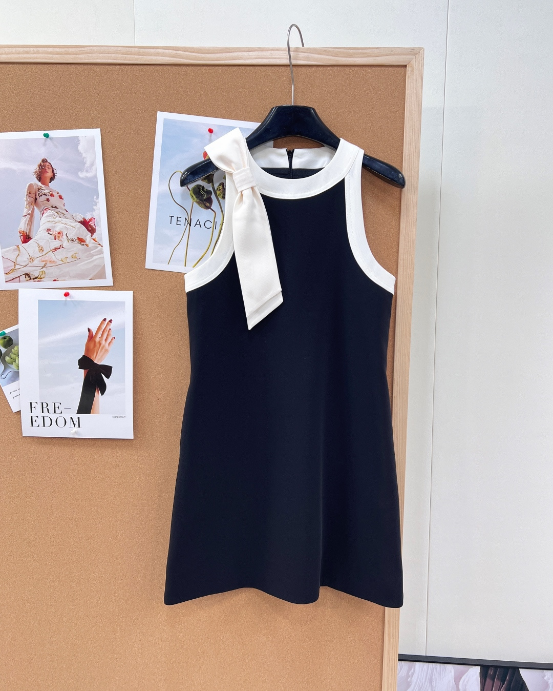 NO:760072,DIOR black and white contrasting color sleeveless bow dress - The classic silhouette adopts an H-shaped straight cut, the version is loose and moderate, and it is very tolerant to the body shape. It can not only modify the body shape, but also create a lazy and advanced sense of relaxation. - The contrasting black body is paired with an off-white piping neckline and shoulder straps, forming a strong visual contrast, with a French retro exquisite accent. -  The white three-dimensional bow on the left shoulder decorated with a bow is the soul of the design. It not only breaks the dullness of solid colors, but also injects a sweet but not greasy sense of girliness, perfectly interpreting the core of the Dior brand of 'coexistence of elegance and romance.' The worsted wool blend fabric has a delicate touch and is not easy to wrinkle, ensuring a high-end texture and clean lines when worn.  The hemming of the neckline and armholes is fine and smooth, and the bows are sewed with three-dimensional tailoring, with a full and fixed shape, demonstrating Dior's consistent exquisite clothing craftsmanship. The bow element has been a popular design symbol at Dior shows in recent years. Combined with the black and white minimalist style, it is not only in line with the current fashion aesthetics, but also versatile, complete with three labels, and a great deal!  size sml code,,dior,dior,skirts,19860909DIOR黑白撞色无袖蝴蝶结连衣裙 - 经典廓形采用H型直筒剪裁,版型宽松有度,对身材包容度极高,既能修饰身形,又能营造出慵懒高级的松弛感. - 撞色点睛黑色主体搭配米白色滚边领口与肩带,形成强烈的视觉对冲,极具法式复古的精致腔调. - 蝴蝶结装饰左肩处的白色立体蝴蝶结是设计灵魂,它不仅打破了纯色的沉闷,更注入了甜而不腻的少女感,完美诠释了迪奥品牌“优雅与浪漫并存”的内核. 精纺羊毛混纺面料,触感细腻且不易起皱,保证了穿着的高级质感与利落线条. 领口与袖窿的包边工艺精细平整,蝴蝶结采用立体剪裁缝制,形态饱满固定,展现了迪奥一贯的精湛制衣工艺. 蝴蝶结元素是近年迪奥秀场的热门设计符号,结合黑白极简风,既符合当下的时尚审美,又百搭,三标齐全,大货出！ 尺码sml 编码,,dior,dior,skirts,,Women's clothing