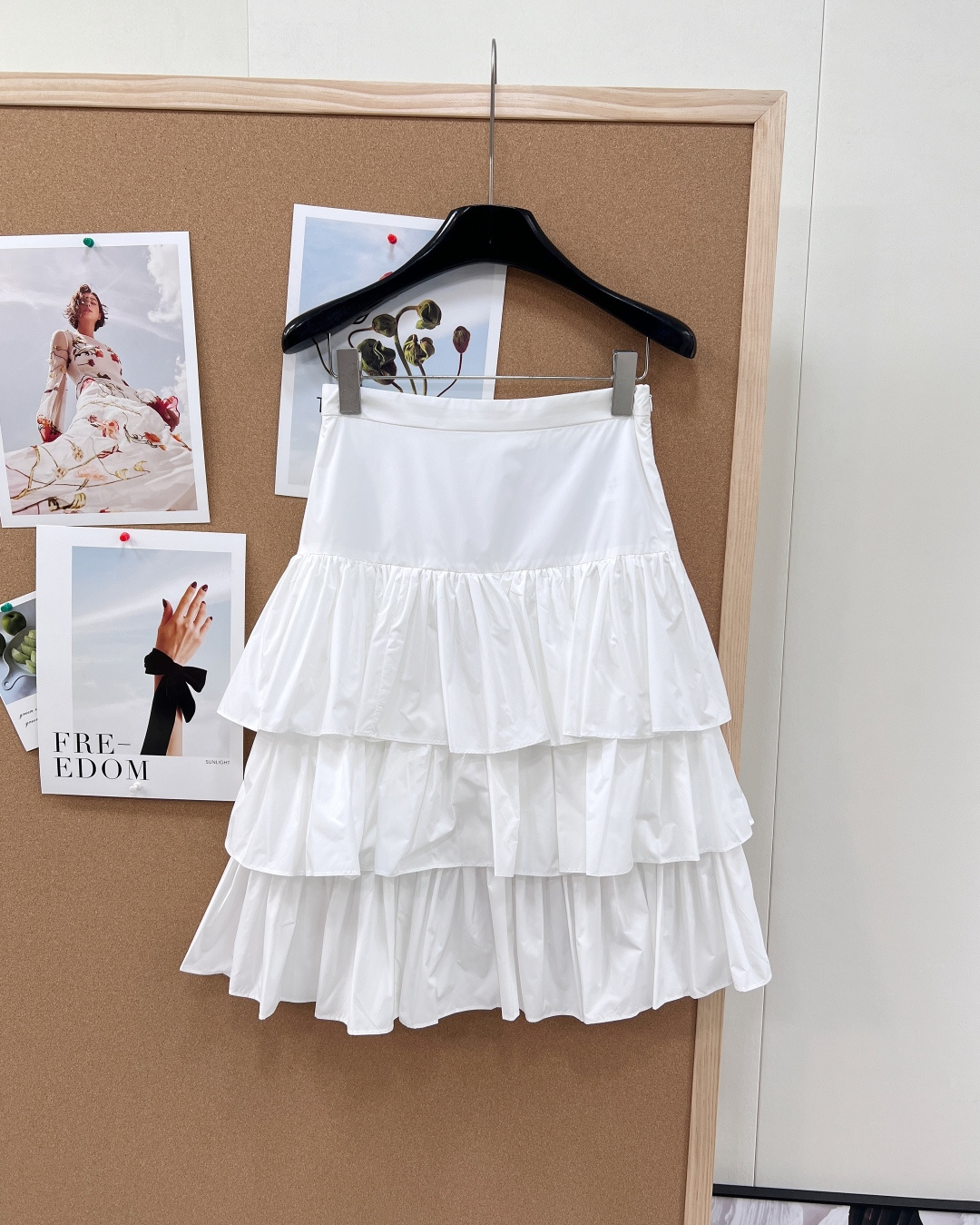 NO:760045,VALENTINO's new three-tiered cake skirt｜Sweet but not greasy girly look. - Classic three-tiered irregular cake skirt, layered and light and fluffy, with a sense of air and agility, elegant and romantic when walking. - High waistline tailoring, elongating the leg proportions, making you taller and slimmer, easily creating a girlish and elegant temperament. - Simple solid color (white/black), clean and high-end, suitable for all kinds of tops, versatile and not picky. -  It is made of custom-made fabrics that are stiff and not easy to wrinkle. It has a sense of luster and holds up the three-dimensional skirt shape, which is not soft or clinging to the legs. - Light and breathable, comfortable and not stuffy to wear in spring and summer, taking into account both appearance and practicality. The three-layer cake skirt is light and romantic, the high waistline makes you taller and slimmer, and the girly skirt is versatile and high-end. Complete with three standards and two colors!  size sml code,,valentino,skirts,19860909VALENTINO新款三层蛋糕半裙｜甜而不腻的少女感. - 经典三层不规则蛋糕裙摆,层层叠叠轻盈蓬松,自带空气感与灵动感,行走间飘逸浪漫. - 高腰线剪裁,拉长腿部比例,显高显瘦,轻松打造少女感与优雅气质. - 简约纯色（白/黑）,干净高级,适配各种上衣,百搭不挑人. - 选用挺括不易皱的定制面料,自带光泽感,撑起立体裙型,不软塌、不贴腿. - 轻盈透气,春夏穿着舒适不闷热,兼顾颜值与实穿性. 三层蛋糕裙摆,轻盈浪漫,高腰线显高显瘦,少女感半裙,百搭又高级.三标齐全,两色出！ 尺码sml 编码,,valentino,skirts,,Women's clothing