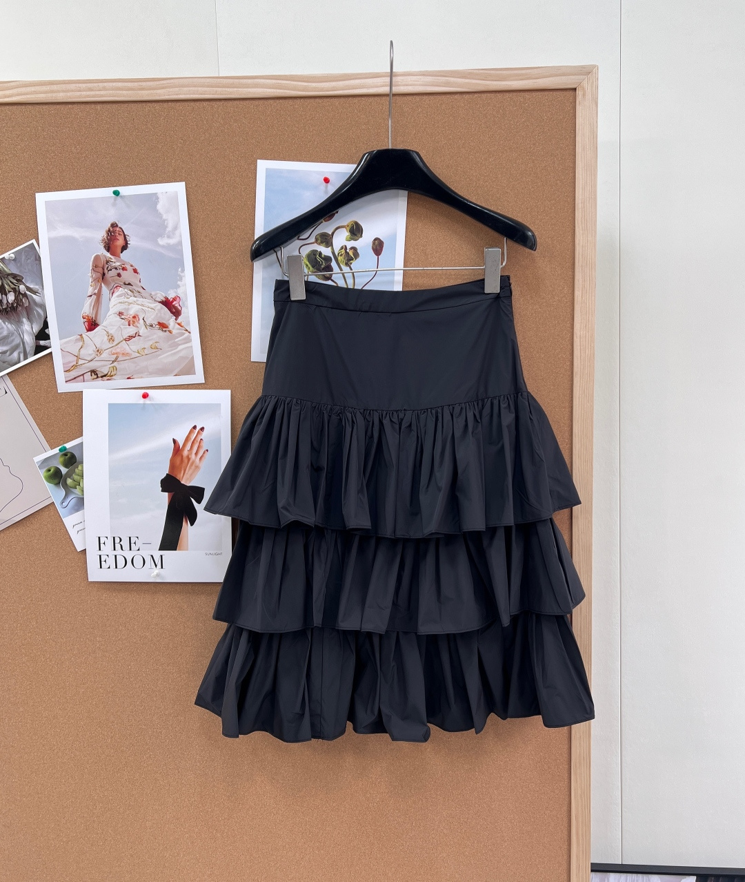 NO:760033,VALENTINO's new three-tiered cake skirt｜Sweet but not greasy girly look. - Classic three-tiered irregular cake skirt, layered and light and fluffy, with a sense of air and agility, elegant and romantic when walking. - High waistline tailoring, elongating the leg proportions, making you taller and slimmer, easily creating a girlish and elegant temperament. - Simple solid color (white/black), clean and high-end, suitable for all kinds of tops, versatile and not picky. -  It is made of custom-made fabrics that are stiff and not easy to wrinkle. It has a sense of luster and holds up the three-dimensional skirt shape, which is not soft or clinging to the legs. - Light and breathable, comfortable and not stuffy to wear in spring and summer, taking into account both appearance and practicality. The three-layer cake skirt is light and romantic, the high waistline makes you taller and slimmer, and the girly skirt is versatile and high-end. Complete with three standards and two colors!  Size sml code J,,valentino,skirts,19860909VALENTINO新款三层蛋糕半裙｜甜而不腻的少女感. - 经典三层不规则蛋糕裙摆,层层叠叠轻盈蓬松,自带空气感与灵动感,行走间飘逸浪漫. - 高腰线剪裁,拉长腿部比例,显高显瘦,轻松打造少女感与优雅气质. - 简约纯色（白/黑）,干净高级,适配各种上衣,百搭不挑人. - 选用挺括不易皱的定制面料,自带光泽感,撑起立体裙型,不软塌、不贴腿. - 轻盈透气,春夏穿着舒适不闷热,兼顾颜值与实穿性. 三层蛋糕裙摆,轻盈浪漫,高腰线显高显瘦,少女感半裙,百搭又高级.三标齐全,两色出！ 尺码sml 编码J,,valentino,skirts,,Women's clothing