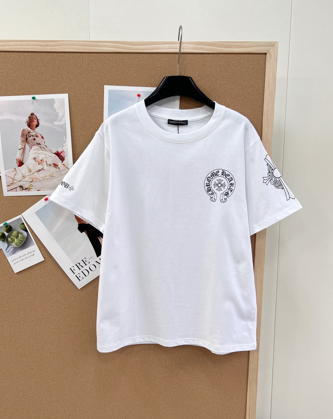 NO:760009,CHROME HEARTS Horseshoe printed short-sleeved T-shirt, casual and fresh, 100% custom-woven and dyed!  Ceiling level!  This is so easy to match, otherwise it wouldn’t be sold out at the counter. It’s hard to find one on behalf of others. It’s a very comfortable and chill color at first glance. It’s a loose, oversize, super-large version!  Casual and casual, the summer color that hits your heart. This summer, you must get it when you see it! Three standards are complete, and three colors are out!  Size sml coding,,versace,chrome hearts,T-shirt,tees,t-shirt,19860909CHROME HEARTS 马蹄印花短袖T恤 随性又鲜活 百分百定织定染！天花板级别！ 这款太好搭了 要不然也不会专柜卖断货 代购一件难求 让人一眼觉得很舒服很chill的颜色 宽松oversize超超超大的版型！休闲随意 撞在心尖尖上的夏日颜色 这个夏天,遇见就必须拿下它!三标齐全,三色出！ 尺码sml 编码,,versace,chrome hearts,T-shirt,tees，t-shirt,,Women's clothing