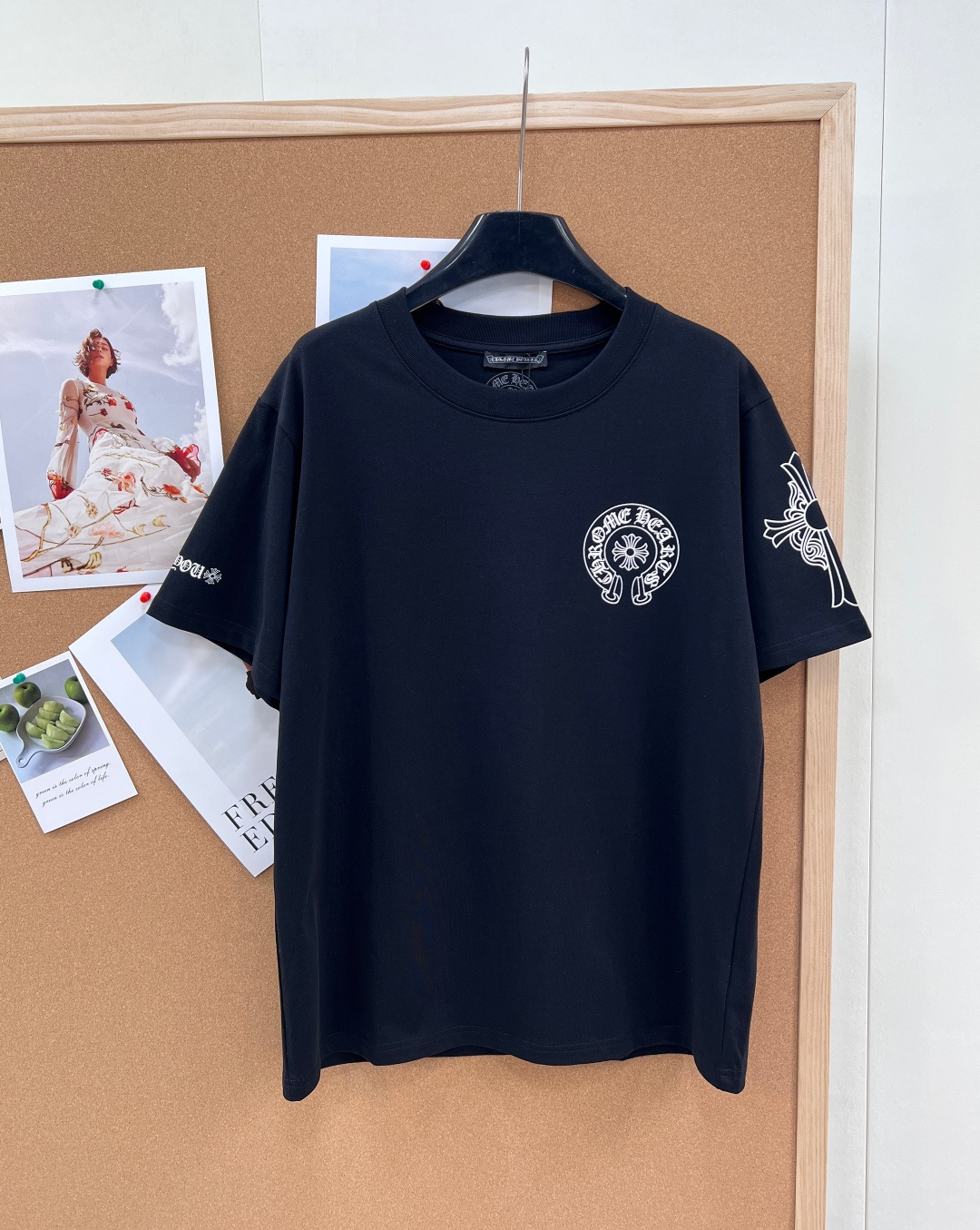 NO:760001,CHROME HEARTS Horseshoe printed short-sleeved T-shirt, casual and fresh, 100% custom-woven and dyed!  Ceiling level!  This is so easy to match, otherwise it wouldn’t be sold out at the counter. It’s hard to find one on behalf of others. It’s a very comfortable and chill color at first glance. It’s a loose, oversize, super-large version!  Casual and casual, the summer color that hits your heart. This summer, you must get it when you see it! Three standards are complete, and three colors are out!  Size sml code C,,versace,chrome hearts,T-shirt,tees,t-shirt,19860909CHROME HEARTS 马蹄印花短袖T恤 随性又鲜活 百分百定织定染！天花板级别！ 这款太好搭了 要不然也不会专柜卖断货 代购一件难求 让人一眼觉得很舒服很chill的颜色 宽松oversize超超超大的版型！休闲随意 撞在心尖尖上的夏日颜色 这个夏天,遇见就必须拿下它!三标齐全,三色出！ 尺码sml 编码C,,versace,chrome hearts,T-shirt,tees，t-shirt,,Women's clothing