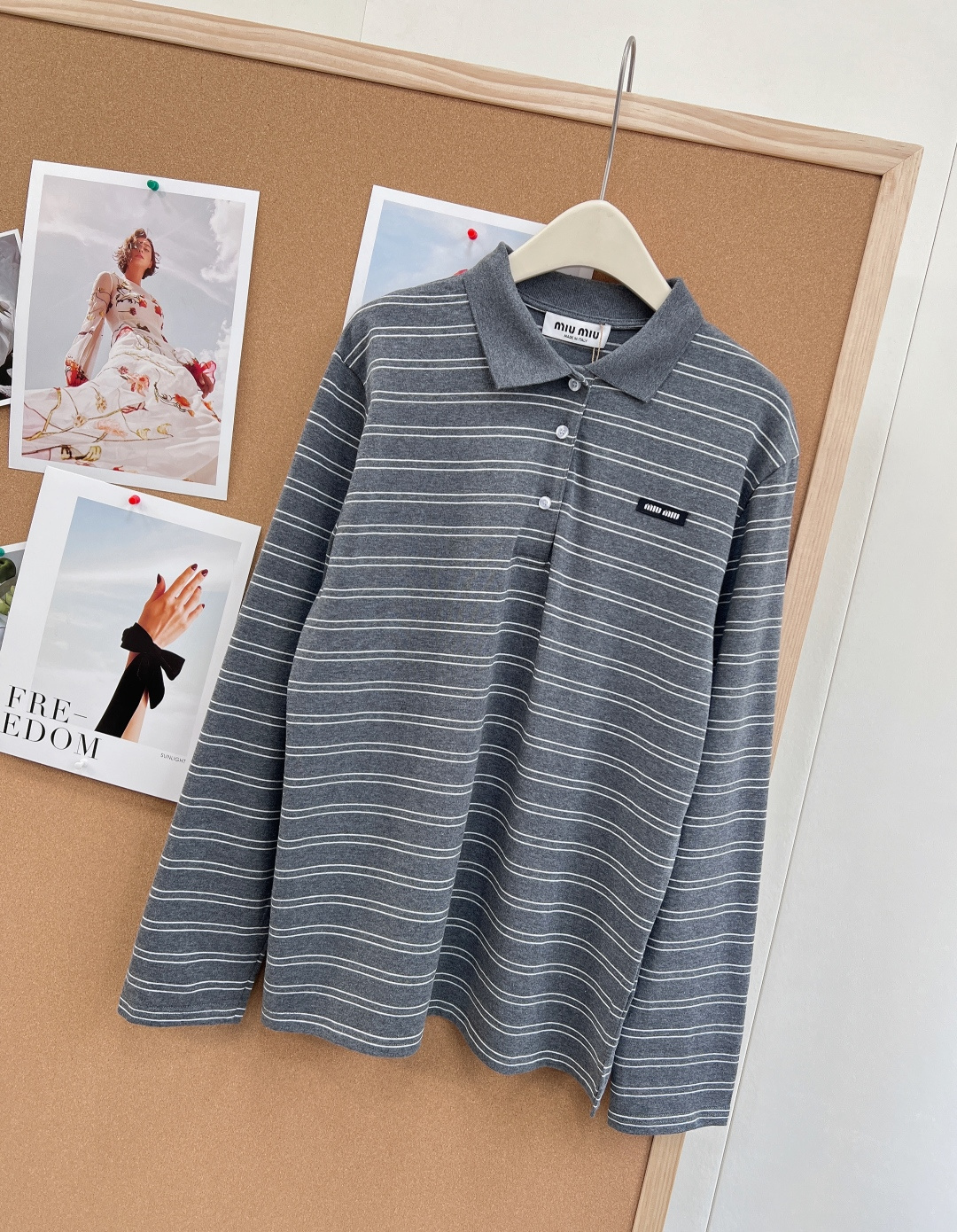 🆕 MIUMIU 高级灰条纹翻领长袖T恤，低调奢华，演绎高级感以低调奢华的灰色为主色调，搭配经典条纹元素