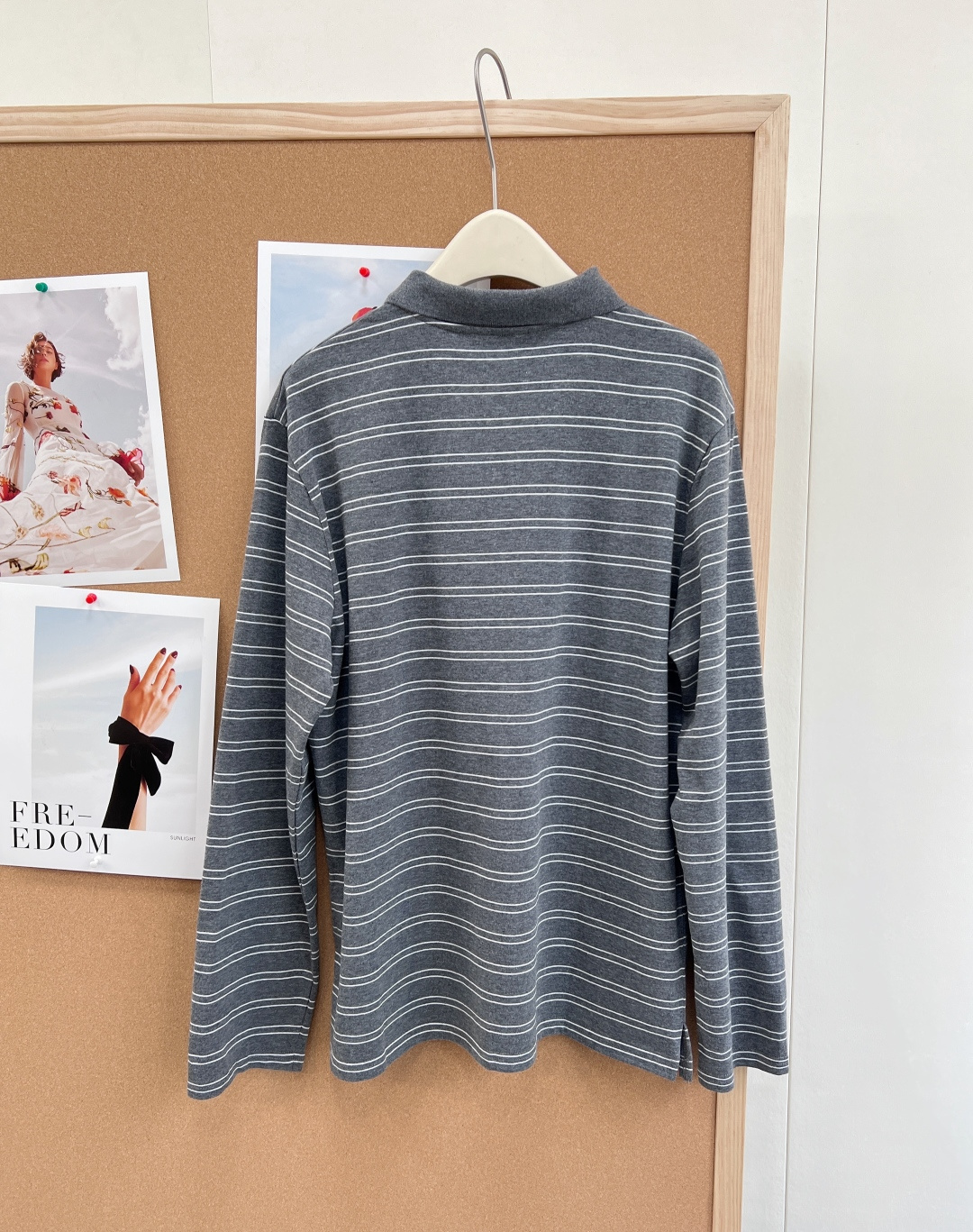 🆕 MIUMIU 高级灰条纹翻领长袖T恤，低调奢华，演绎高级感以低调奢华的灰色为主色调，搭配经典条纹元素