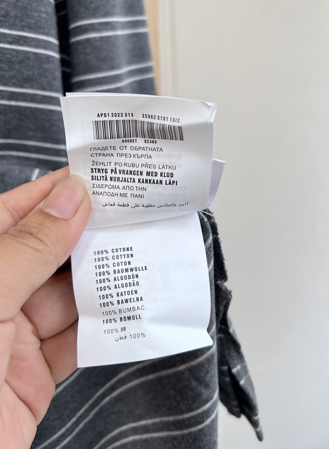 🆕 MIUMIU 高级灰条纹翻领长袖T恤，低调奢华，演绎高级感以低调奢华的灰色为主色调，搭配经典条纹元素