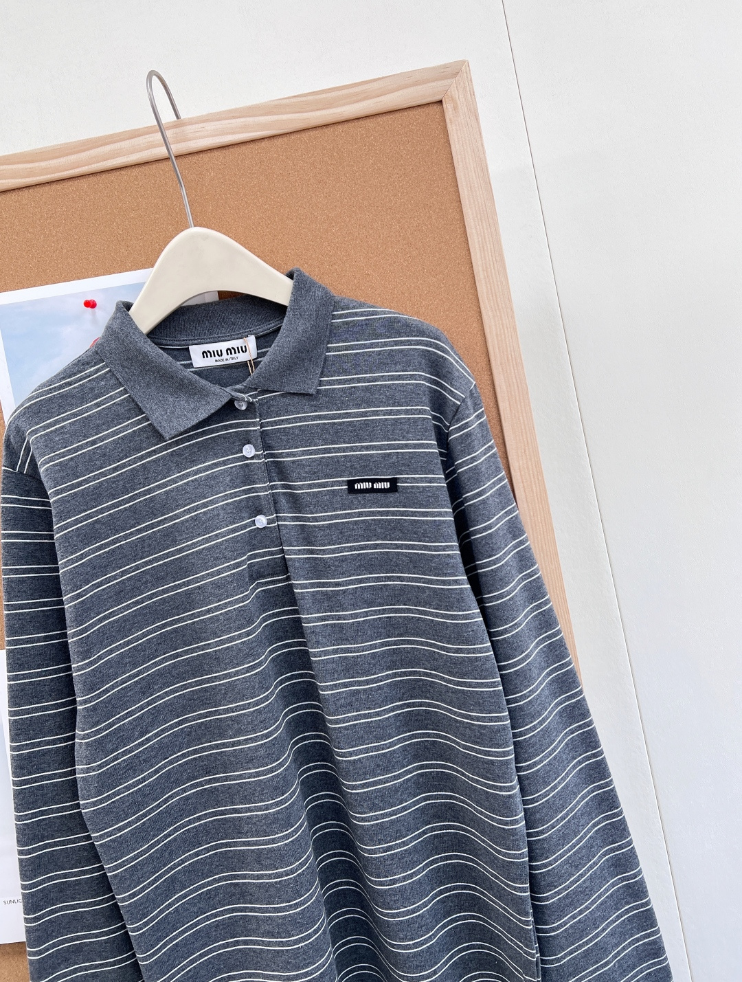 🆕 MIUMIU 高级灰条纹翻领长袖T恤，低调奢华，演绎高级感以低调奢华的灰色为主色调，搭配经典条纹元素