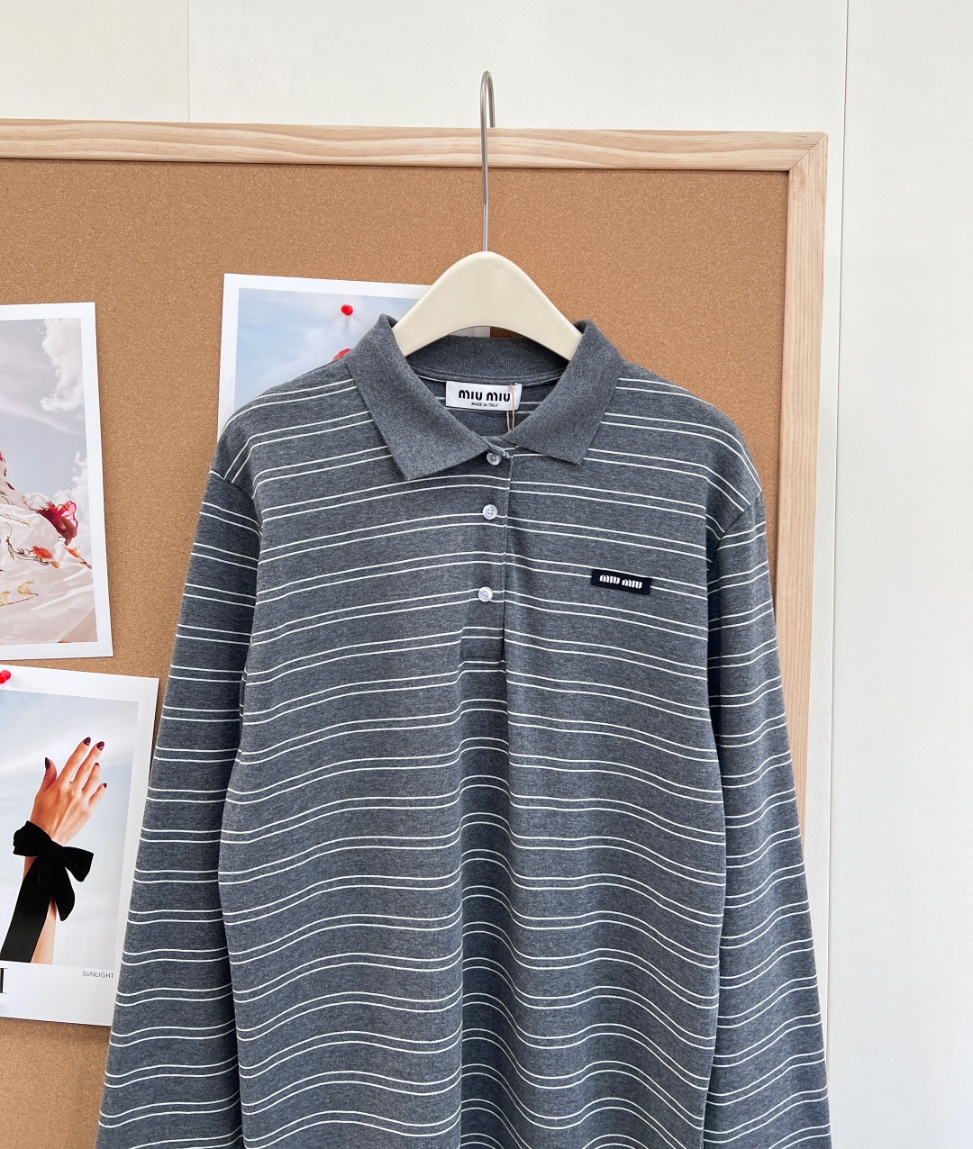 🆕 MIUMIU 高级灰条纹翻领长袖T恤，低调奢华，演绎高级感以低调奢华的灰色为主色调，搭配经典条纹元素