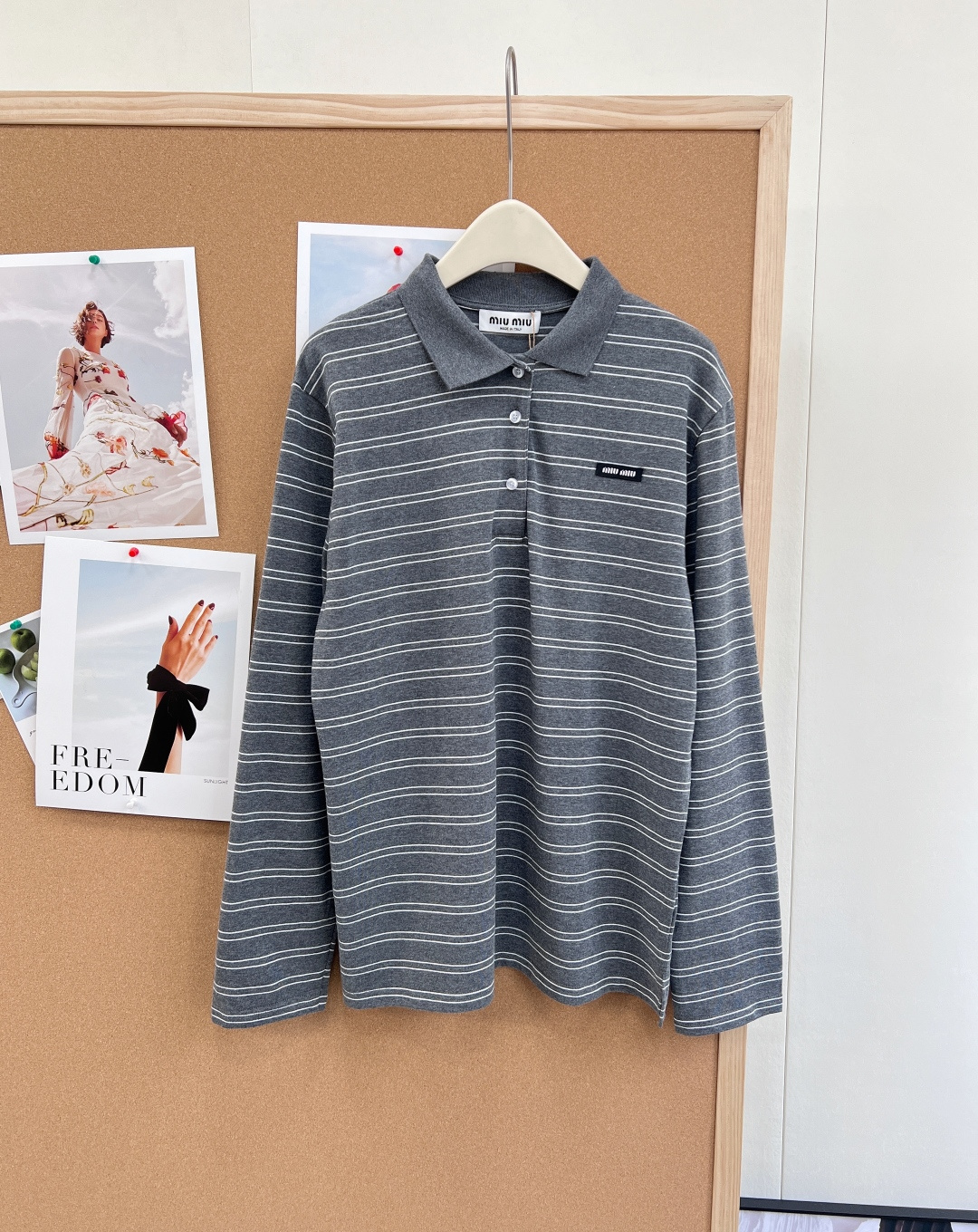🆕 MIUMIU 高级灰条纹翻领长袖T恤，低调奢华，演绎高级感以低调奢华的灰色为主色调，搭配经典条纹元素