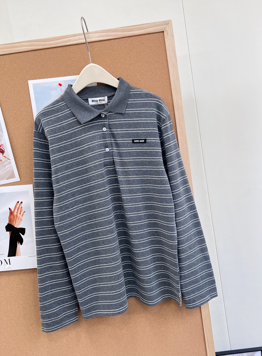 🆕 MIUMIU 高级灰条纹翻领长袖T恤，低调奢华，演绎高级感以低调奢华的灰色为主色调，搭配经典条纹元素