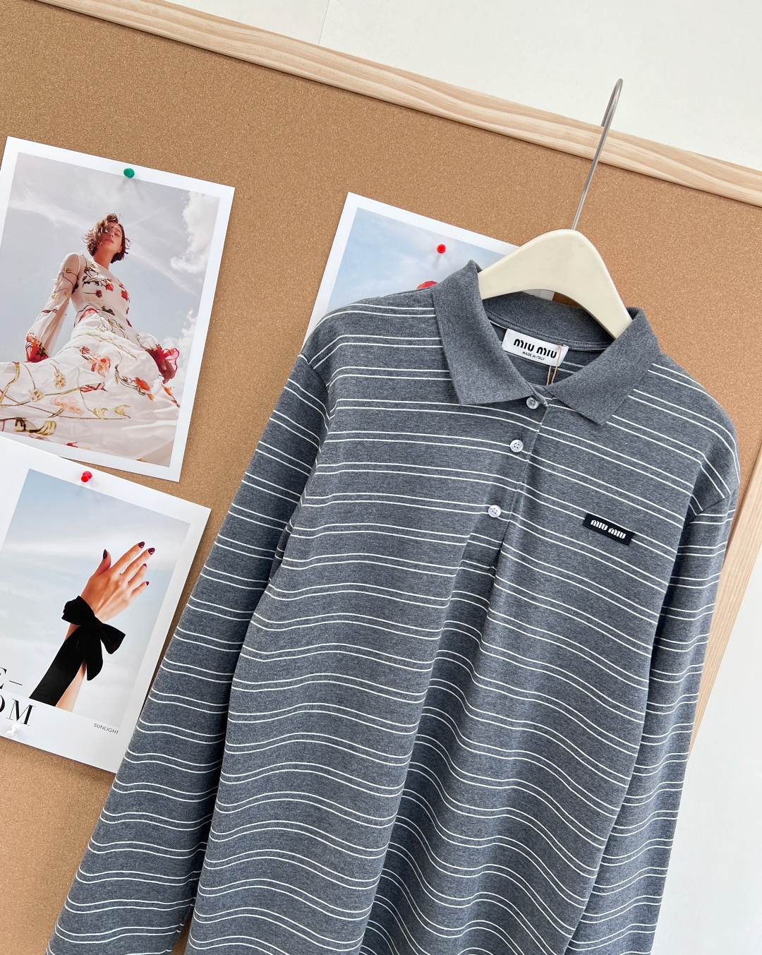 🆕 MIUMIU 高级灰条纹翻领长袖T恤，低调奢华，演绎高级感以低调奢华的灰色为主色调，搭配经典条纹元素