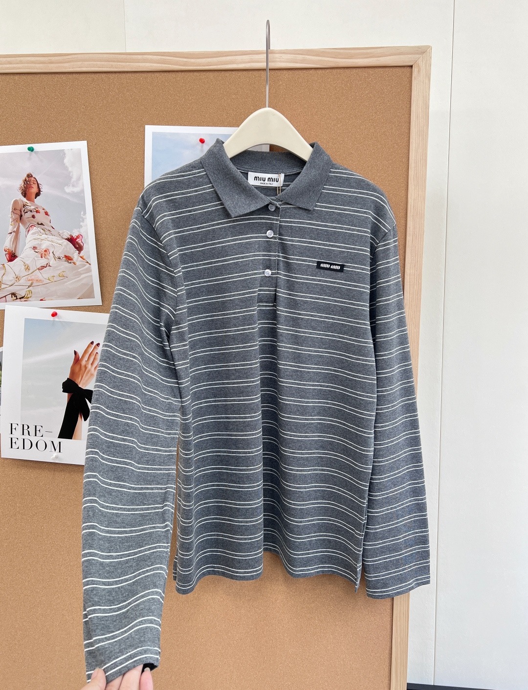 🆕 MIUMIU 高级灰条纹翻领长袖T恤，低调奢华，演绎高级感以低调奢华的灰色为主色调，搭配经典条纹元素