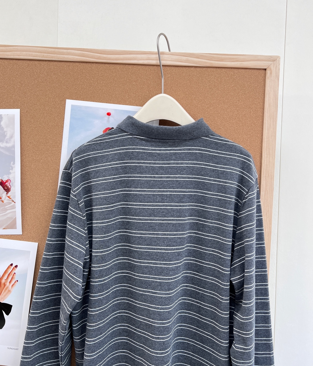 🆕 MIUMIU 高级灰条纹翻领长袖T恤，低调奢华，演绎高级感以低调奢华的灰色为主色调，搭配经典条纹元素