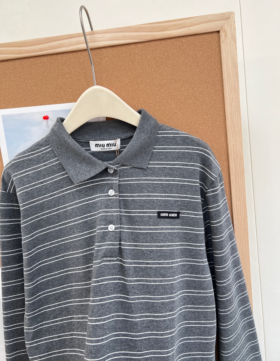🆕 MIUMIU 高级灰条纹翻领长袖T恤，低调奢华，演绎高级感以低调奢华的灰色为主色调，搭配经典条纹元素