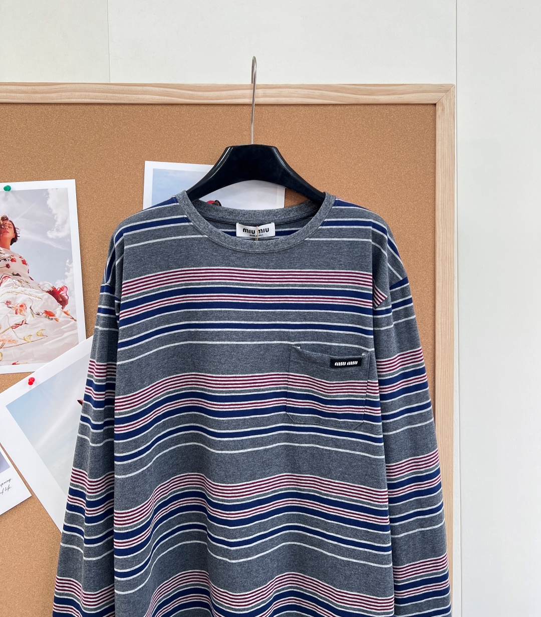 🆕Miumiu2025新款字母贴片廓形条纹长袖，定制YB斜纹全棉材质，质感光泽，弹力十足，圆领长袖上衣裁