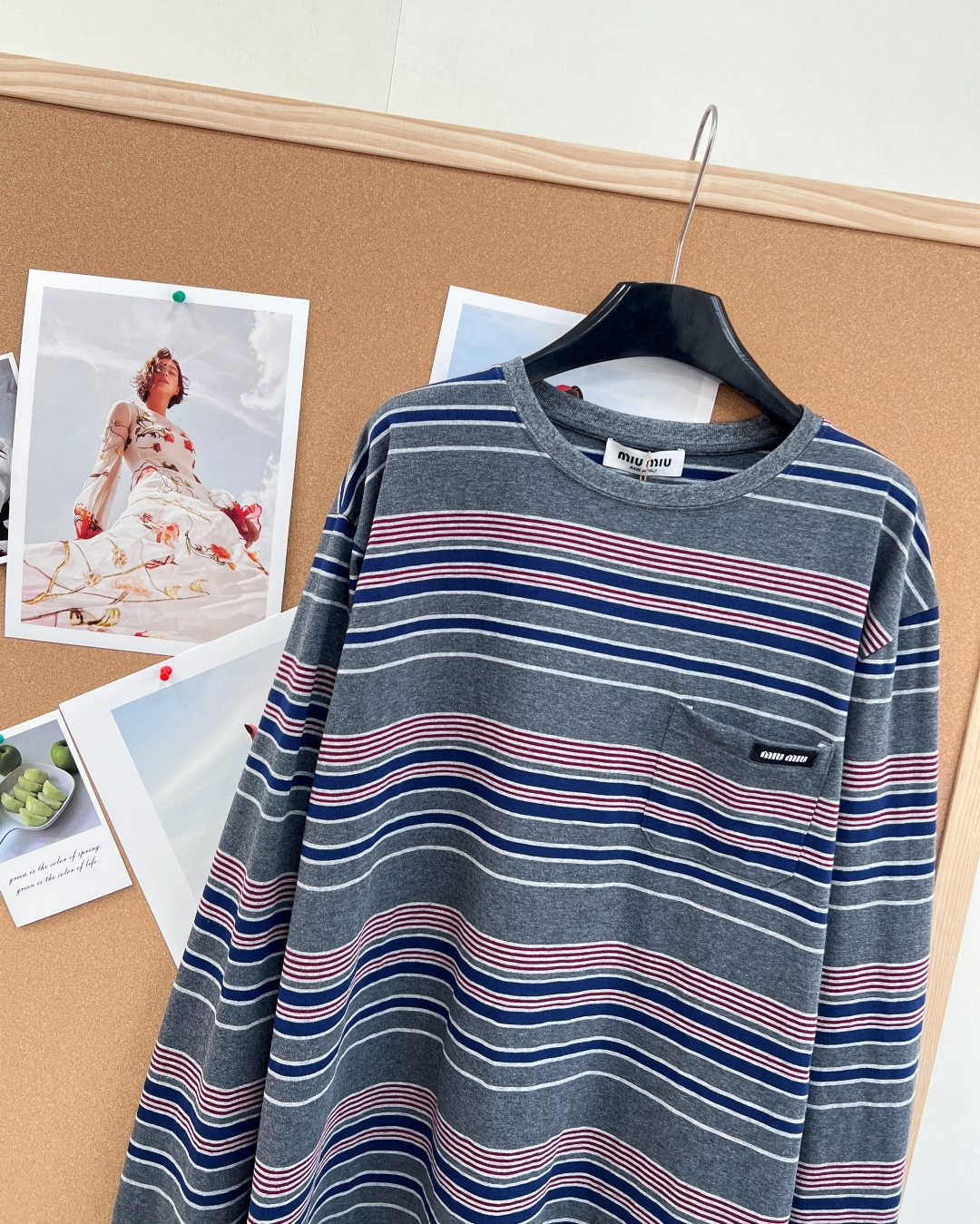 🆕Miumiu2025新款字母贴片廓形条纹长袖，定制YB斜纹全棉材质，质感光泽，弹力十足，圆领长袖上衣裁