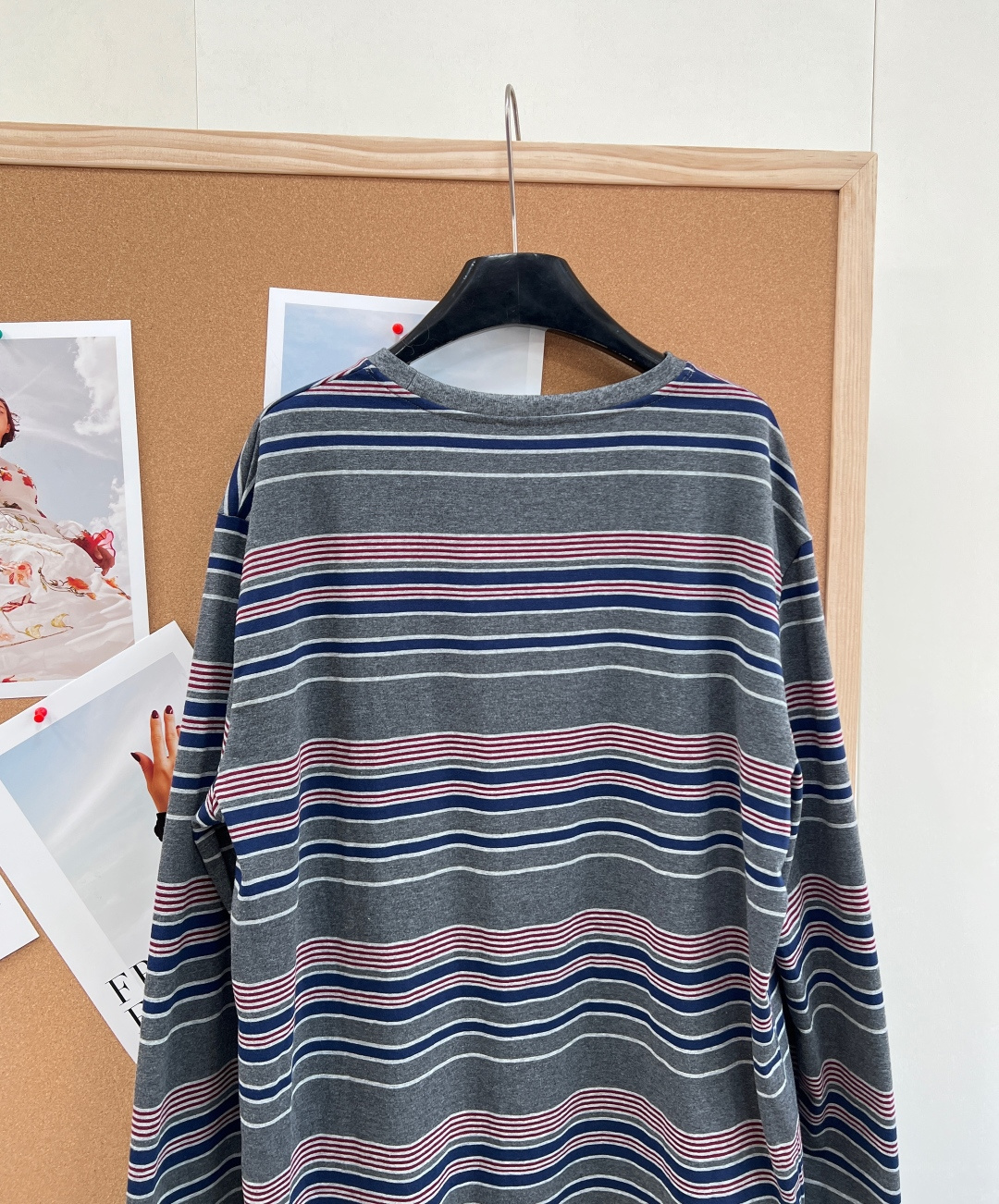 🆕Miumiu2025新款字母贴片廓形条纹长袖，定制YB斜纹全棉材质，质感光泽，弹力十足，圆领长袖上衣裁