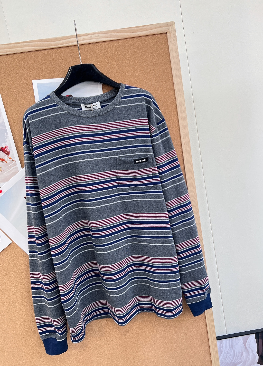 🆕Miumiu2025新款字母贴片廓形条纹长袖，定制YB斜纹全棉材质，质感光泽，弹力十足，圆领长袖上衣裁