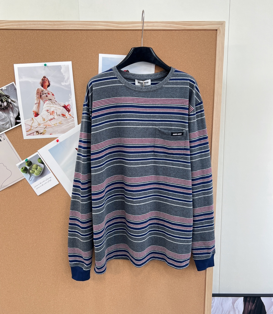 🆕Miumiu2025新款字母贴片廓形条纹长袖，定制YB斜纹全棉材质，质感光泽，弹力十足，圆领长袖上衣裁