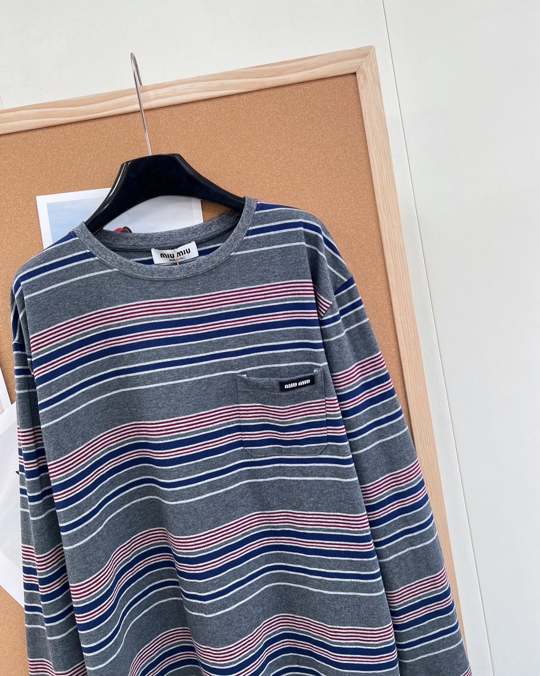 🆕Miumiu2025新款字母贴片廓形条纹长袖，定制YB斜纹全棉材质，质感光泽，弹力十足，圆领长袖上衣裁
