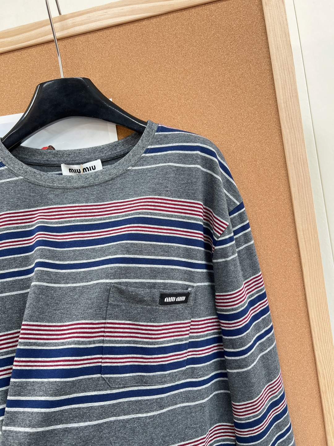 🆕Miumiu2025新款字母贴片廓形条纹长袖，定制YB斜纹全棉材质，质感光泽，弹力十足，圆领长袖上衣裁