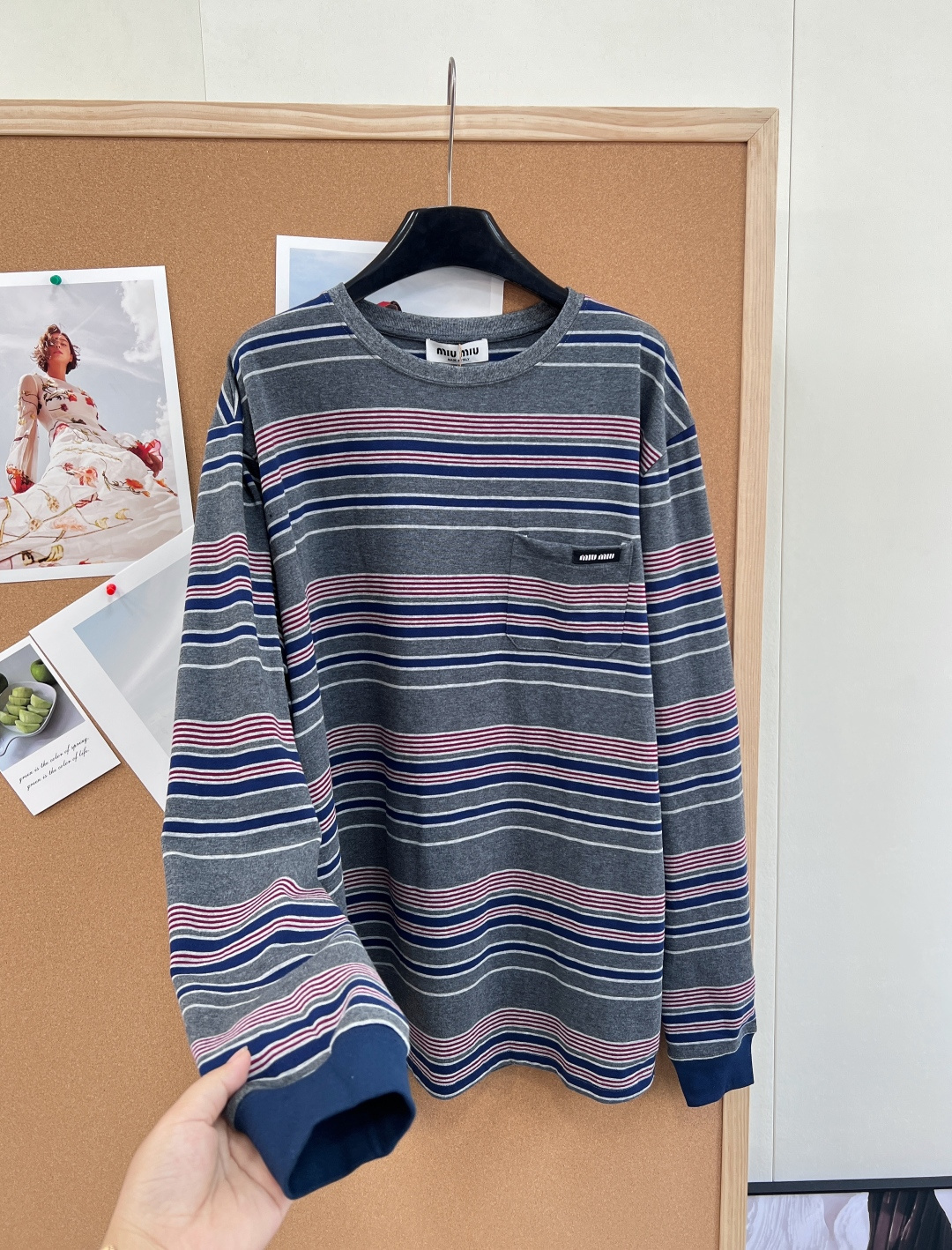 🆕Miumiu2025新款字母贴片廓形条纹长袖，定制YB斜纹全棉材质，质感光泽，弹力十足，圆领长袖上衣裁