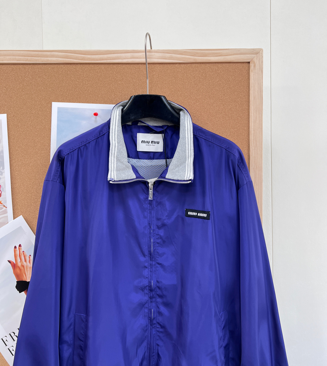 🆕 MIUMIU 字母贴片🍫尼龙翻领外套，这个颜色好显白！！质感挺括有型 上身舒适透气 定制YB进口轻薄