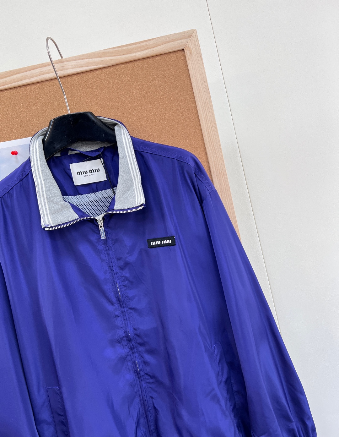 🆕 MIUMIU 字母贴片🍫尼龙翻领外套，这个颜色好显白！！质感挺括有型 上身舒适透气 定制YB进口轻薄