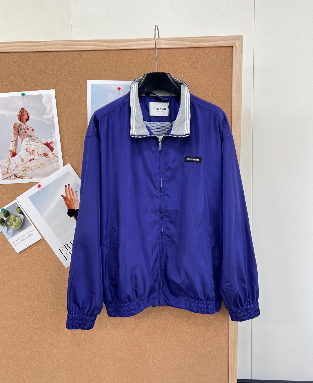 🆕 MIUMIU 字母贴片🍫尼龙翻领外套，这个颜色好显白！！质感挺括有型 上身舒适透气 定制YB进口轻薄