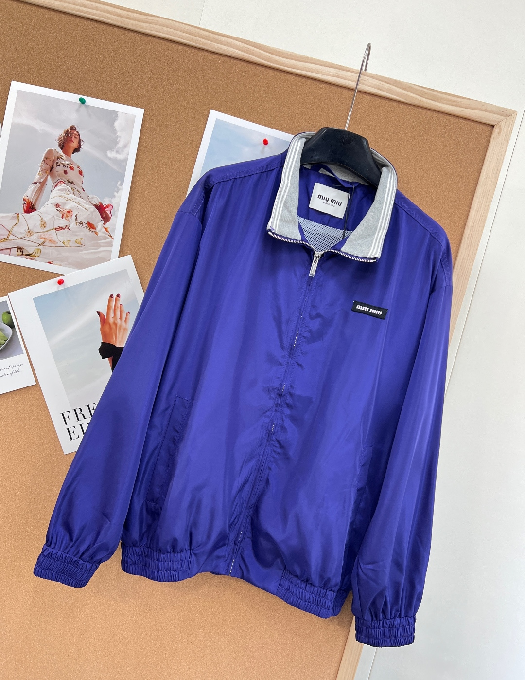 🆕 MIUMIU 字母贴片🍫尼龙翻领外套，这个颜色好显白！！质感挺括有型 上身舒适透气 定制YB进口轻薄