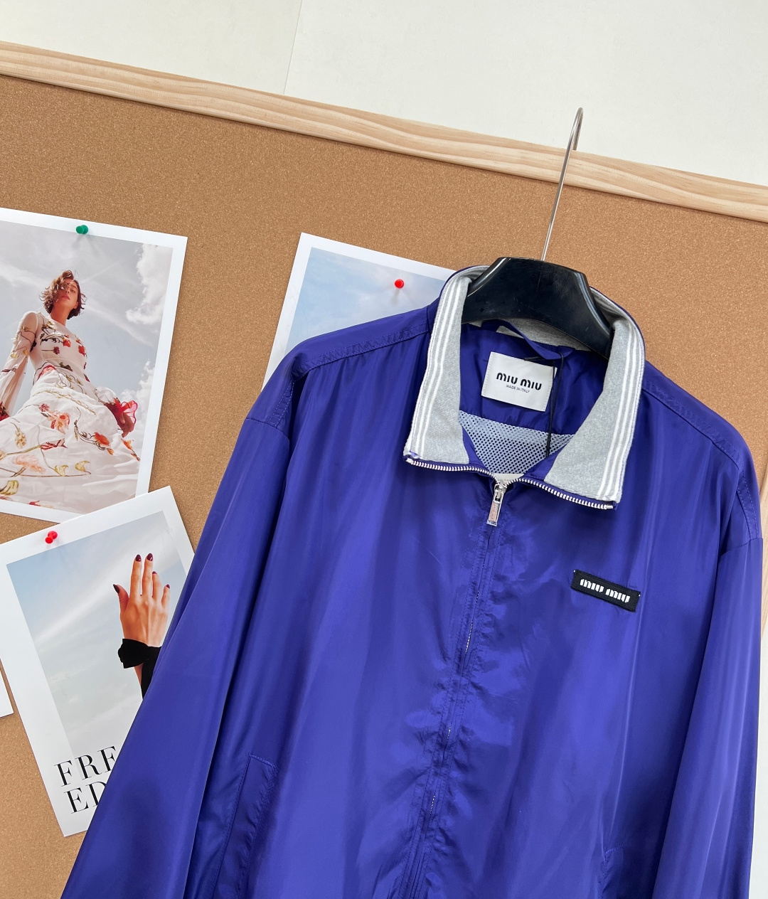 🆕 MIUMIU 字母贴片🍫尼龙翻领外套，这个颜色好显白！！质感挺括有型 上身舒适透气 定制YB进口轻薄