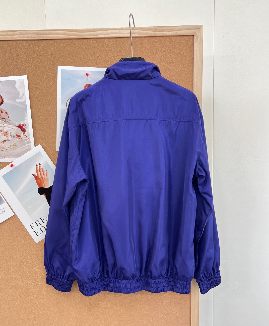 🆕 MIUMIU 字母贴片🍫尼龙翻领外套，这个颜色好显白！！质感挺括有型 上身舒适透气 定制YB进口轻薄