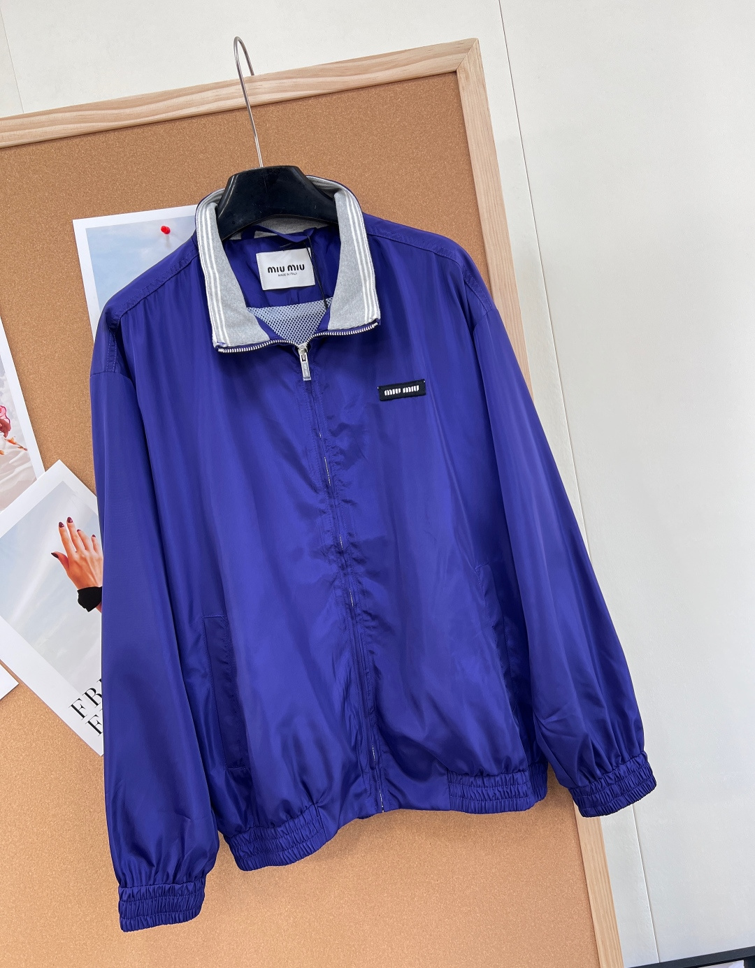 🆕 MIUMIU 字母贴片🍫尼龙翻领外套，这个颜色好显白！！质感挺括有型 上身舒适透气 定制YB进口轻薄