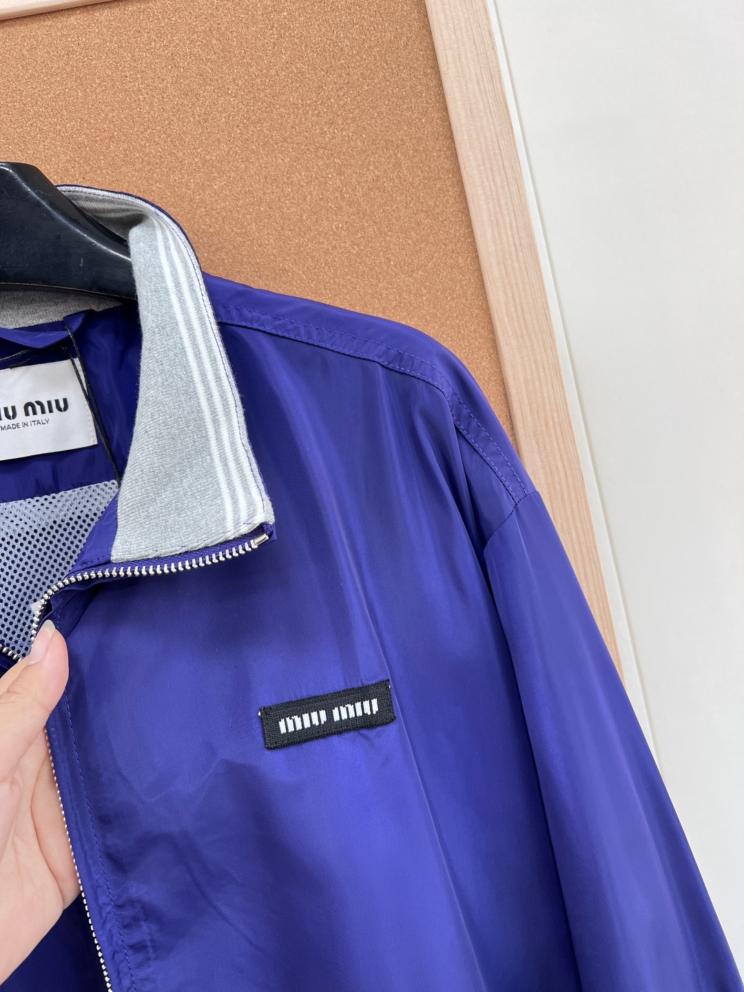 🆕 MIUMIU 字母贴片🍫尼龙翻领外套，这个颜色好显白！！质感挺括有型 上身舒适透气 定制YB进口轻薄